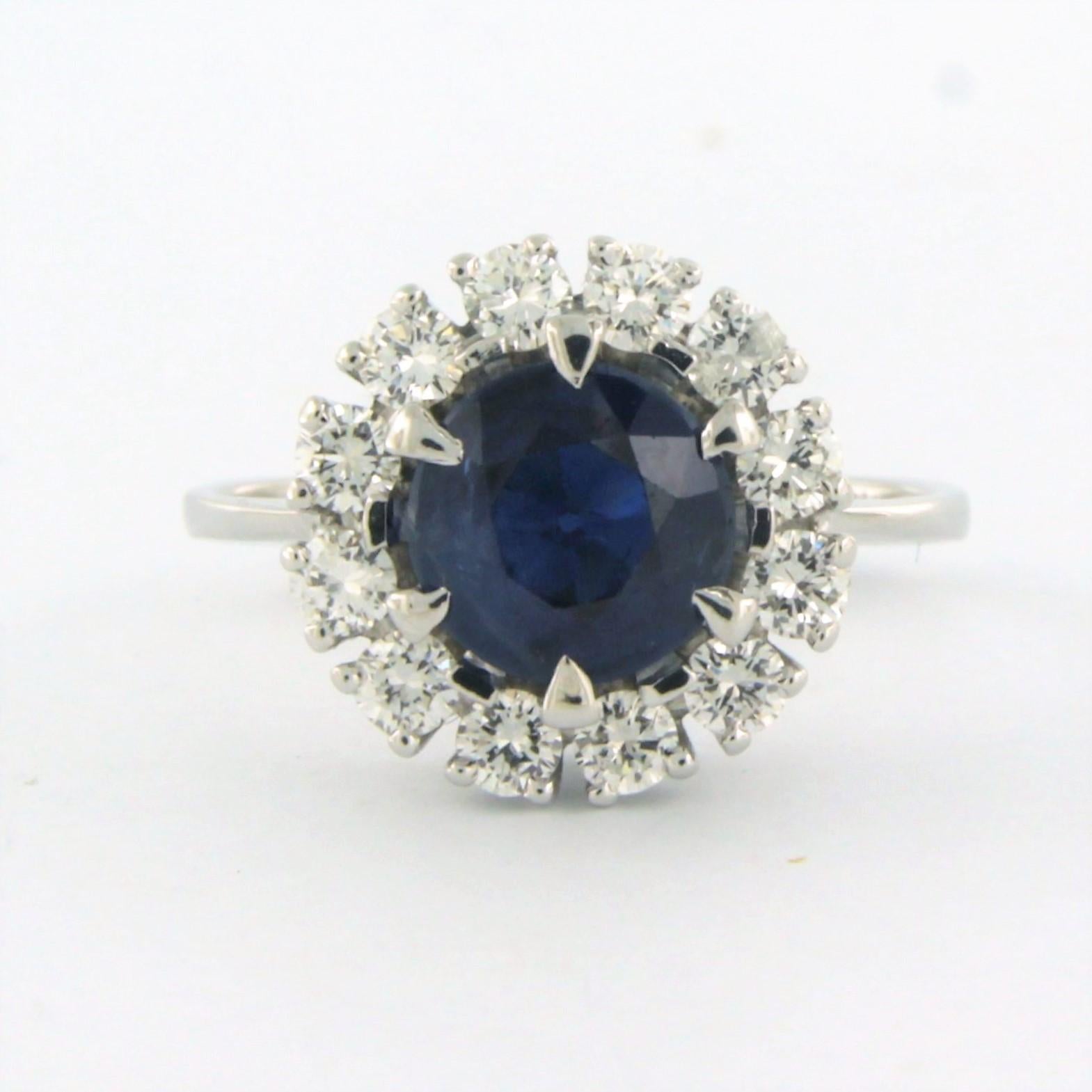 18 kt white gold entourage ring set with a sapphire in the centre. 2.00ct and an entourage brilliant cut diamond up to. 0.60 ct - F/G - VS/SI - ring size U.S. 7.5 - EU. 17.75(56)

detailed description:

The top of the ring has a diameter of 1.3 cm