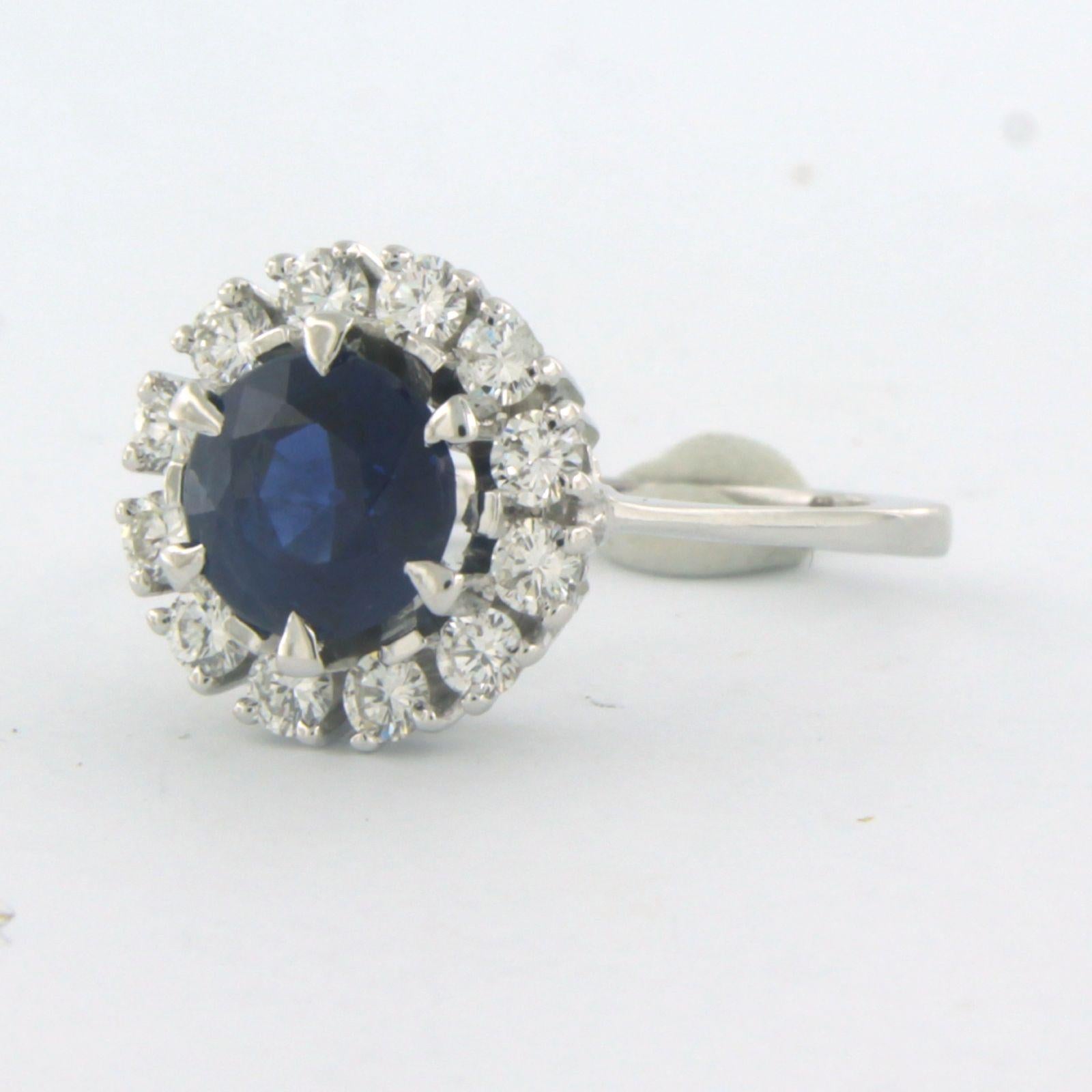 Brilliant Cut Cluster ring with center stone Sapphire and arround diamonds 18k white gold For Sale