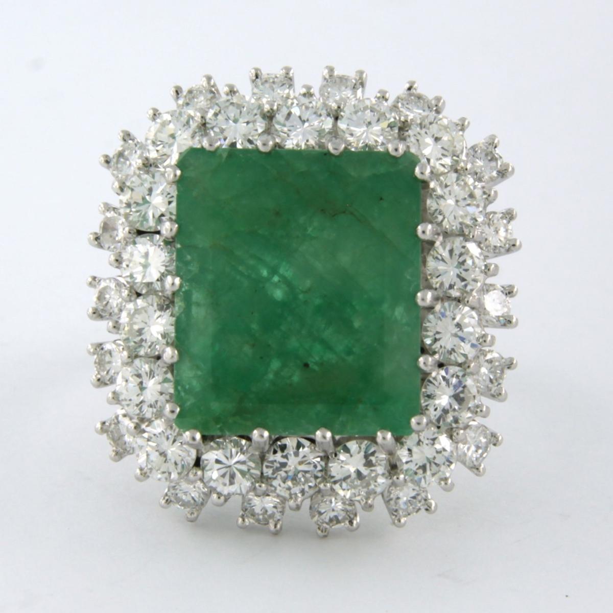 14k white gold cluster ring set with an emerald in the center. 5.00ct and an entourage of brilliant cut diamonds totaling 4.00ct - F/G - VS/SI - ring size U.S. 6.5(17/53)

detailed description:

The top of the ring is 2.5 cm wide by 9.1 mm