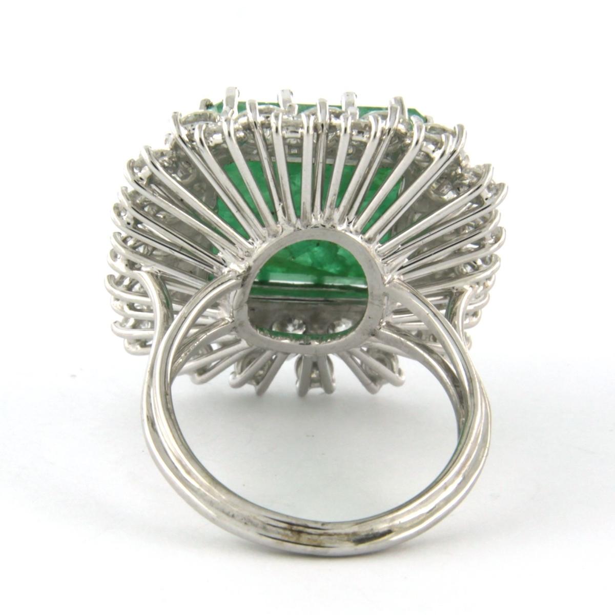 Cluster ring with centre stone emerald 5.00ct and diamonds 14k white gold In Good Condition For Sale In The Hague, ZH