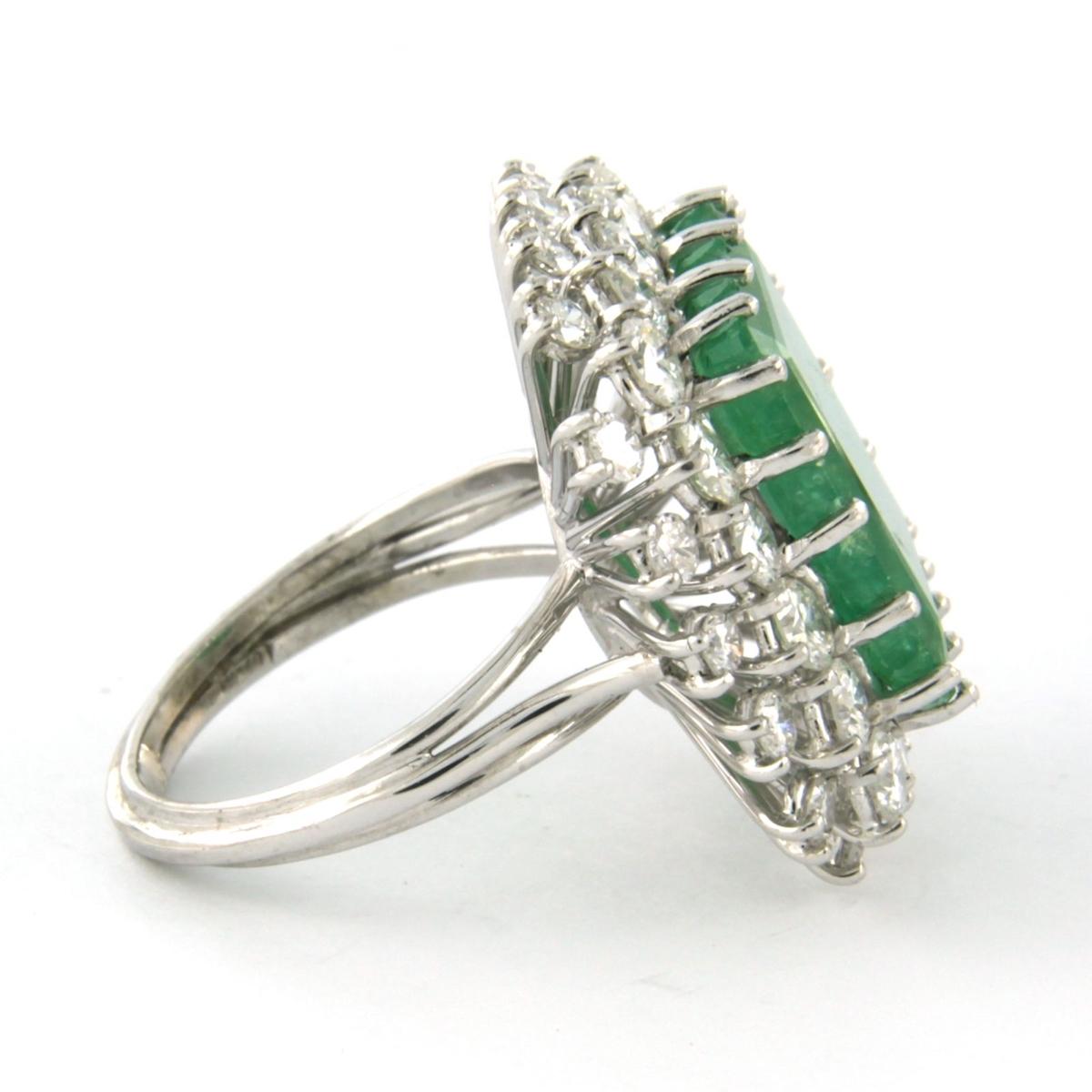 Women's Cluster ring with centre stone emerald 5.00ct and diamonds 14k white gold For Sale