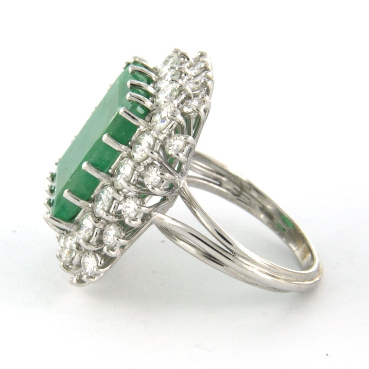 Cluster-Ring mit Mittelstein-Smaragd 5,00ct und Diamanten 14k Weißgold im Angebot 1