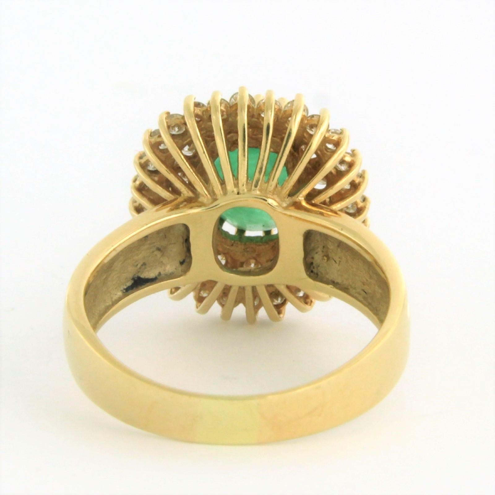 Cluster Ring with emerald and diamonds 14k yellow gold In Good Condition For Sale In The Hague, ZH