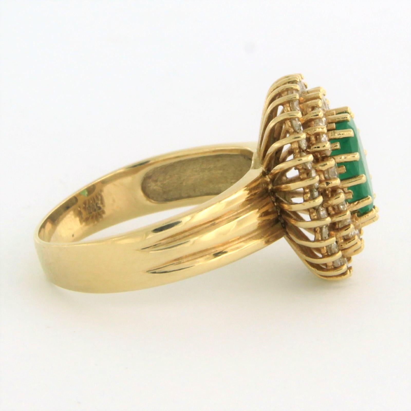 Cluster Ring with emerald and diamonds 14k yellow gold For Sale 1