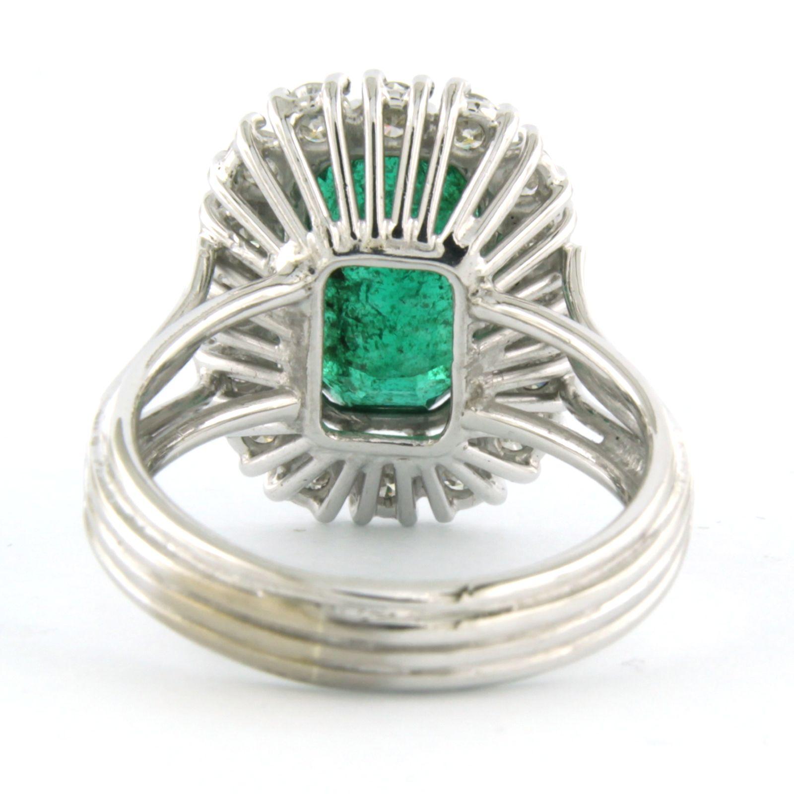 Cluster ring with emerald total 3.00ct and diamonds total 0.70ct 14k white gold In Good Condition For Sale In The Hague, ZH