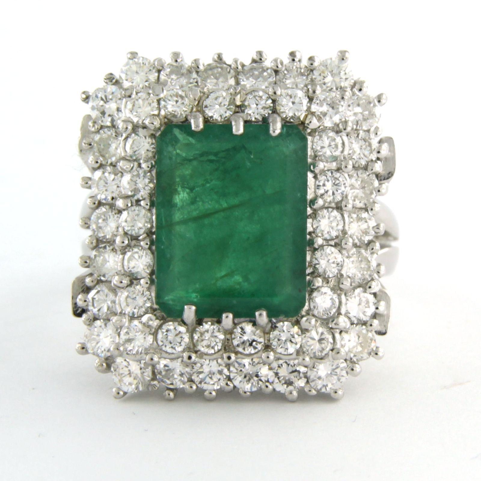 18 kt white cluster ring set with emerald, approximately 2.50 carats in total, surrounded by brilliant cut diamonds up to 1.74 ct - F/G - VS/SI - ring size U.S. 6 – EU. 16.5(52)

detailed description:

The top of the ring is in a rectangle shape of