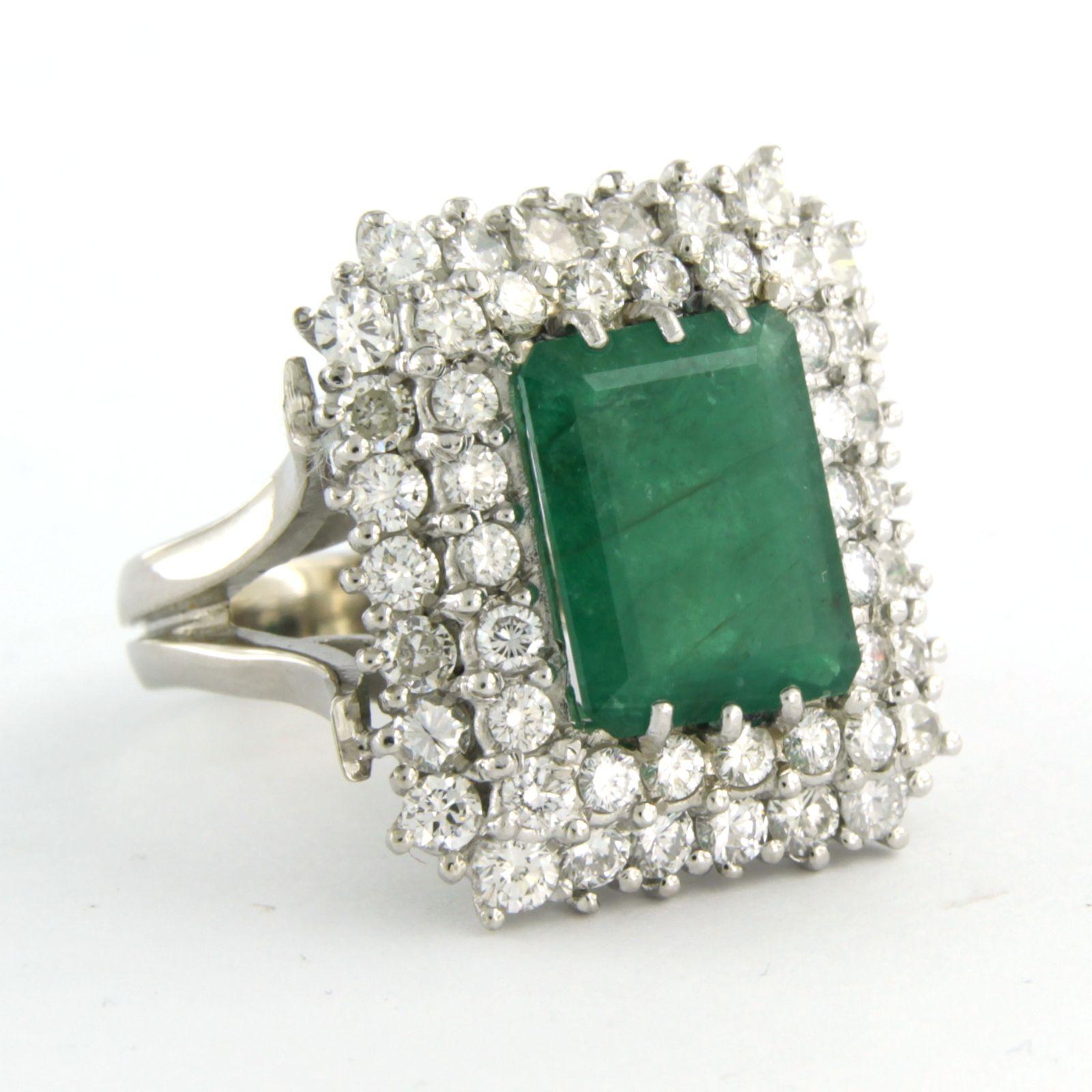 Modern Cluster ring with emerald up to 2.50ct and diamonds up to 1.74ct 18k white gold For Sale