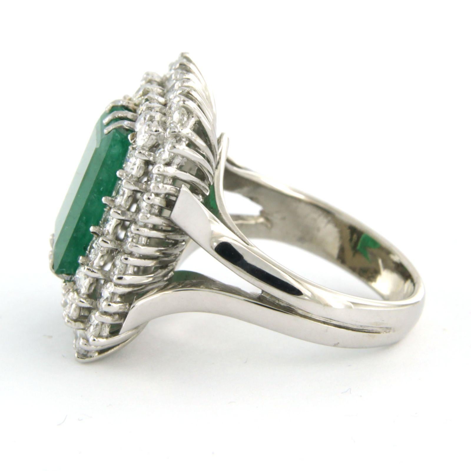 Cluster ring with emerald up to 2.50ct and diamonds up to 1.74ct 18k white gold In Excellent Condition For Sale In The Hague, ZH