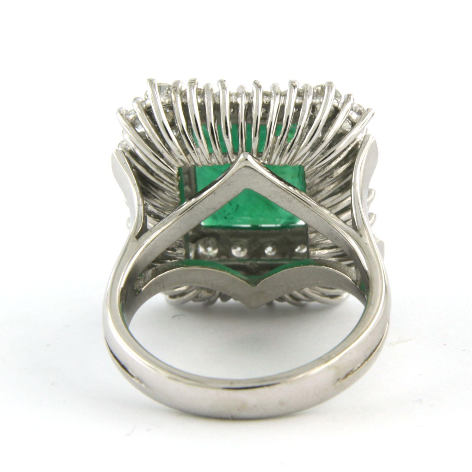 Women's Cluster ring with emerald up to 2.50ct and diamonds up to 1.74ct 18k white gold For Sale