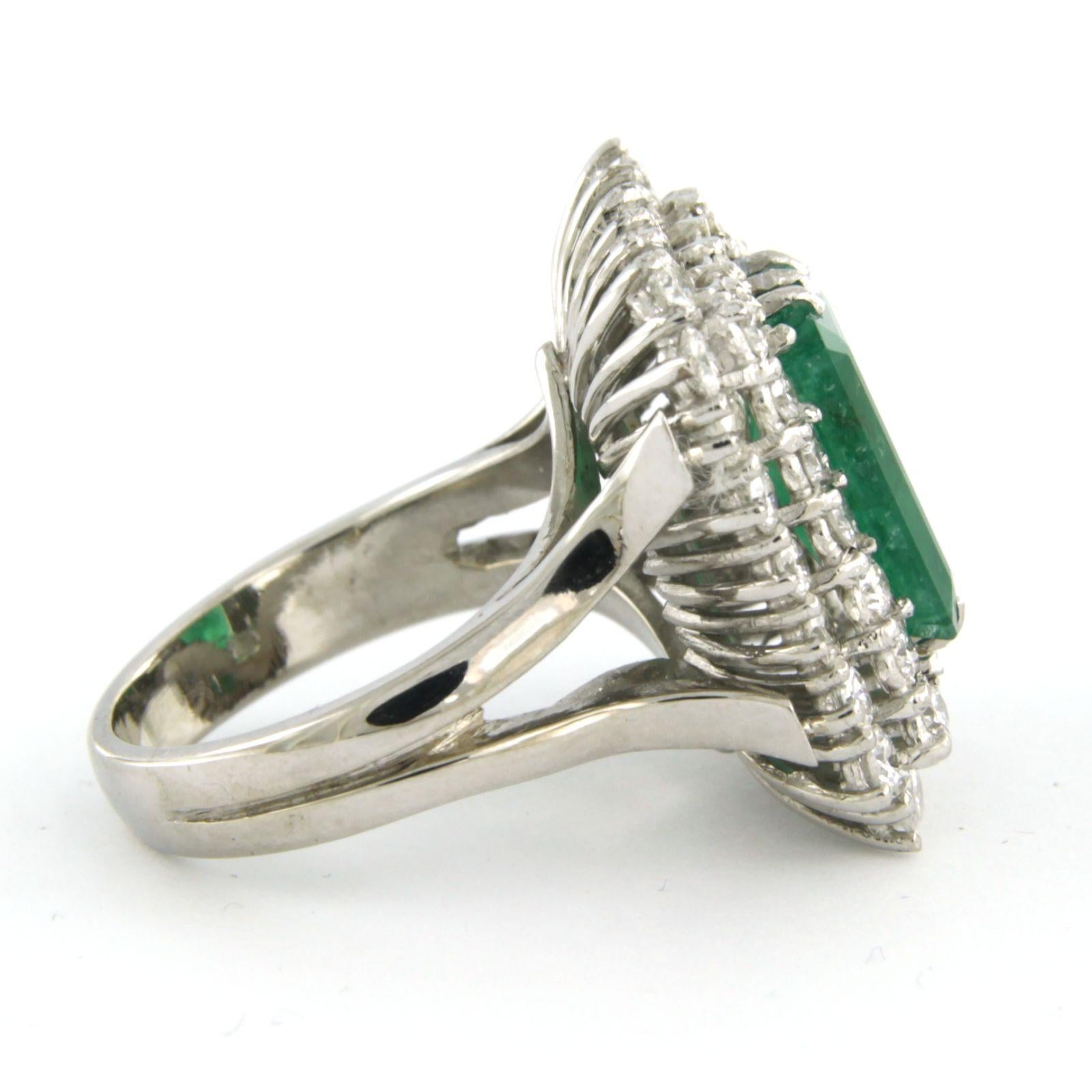 Cluster ring with emerald up to 2.50ct and diamonds up to 1.74ct 18k white gold For Sale 1