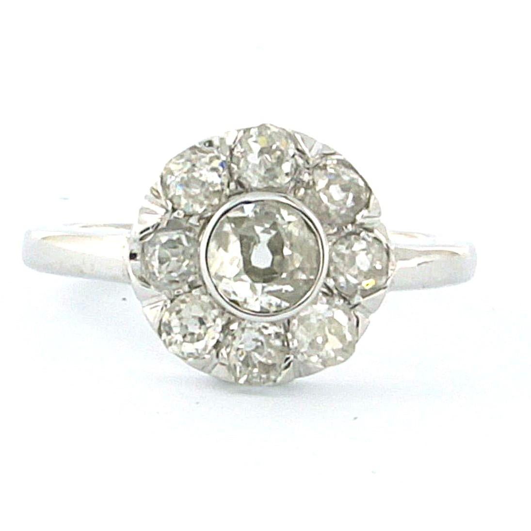 Ring aus 14k Weißgold mit Diamanten im Altminenschliff bis zu 1,10ct - G/H - SI - Ringgröße US 5.25 - EU 16(50)

ausführliche Beschreibung

die Oberseite des Rings ist 1.5 cm breit

Gewicht 3,2 Gramm

Ringgröße US 5.25 - EU 16(50), Ring kann