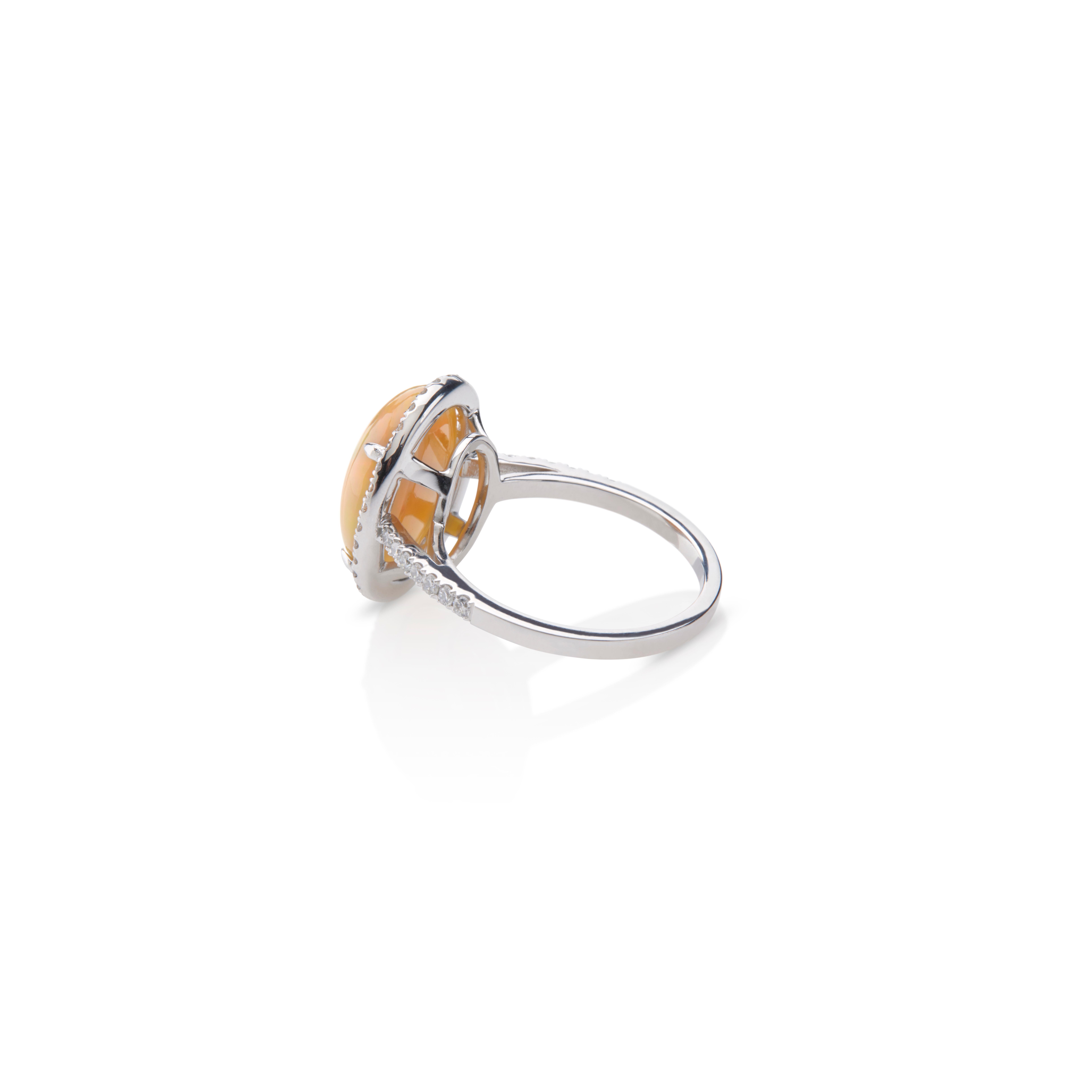 Cluster-Ring mit ovalem Opal aus 18 Karat Weißgold und Diamanten im Brillantschliff mit Halo-Halo (Ovalschliff) im Angebot