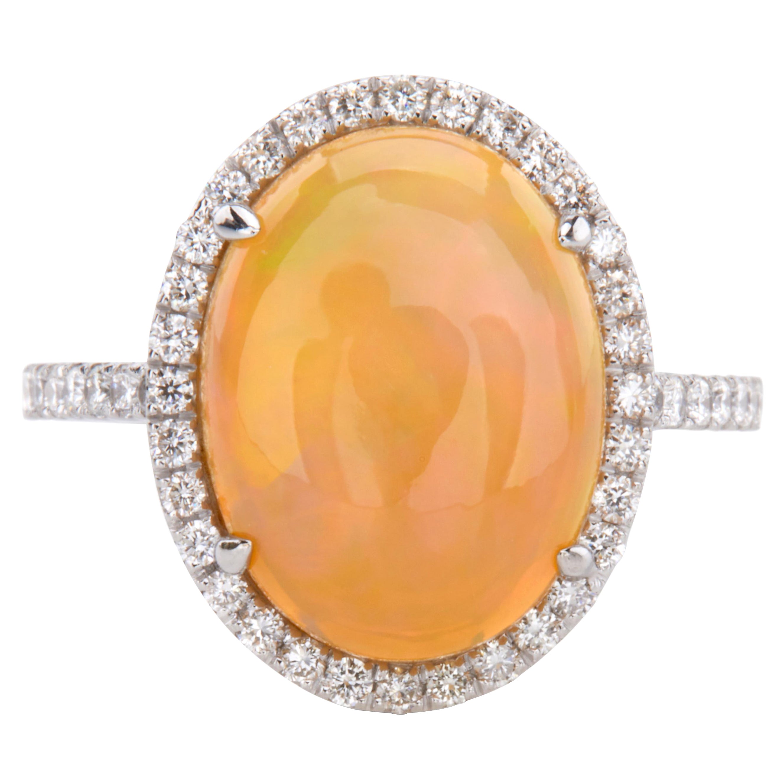 Cluster-Ring mit ovalem Opal aus 18 Karat Weißgold und Diamanten im Brillantschliff mit Halo-Halo im Angebot