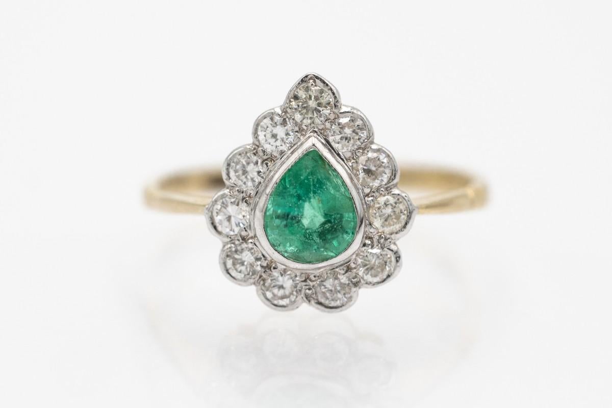 Clusterring mit birnenförmigem Smaragd und Diamanten, ca. 1970er Jahre. (Brillantschliff) im Angebot