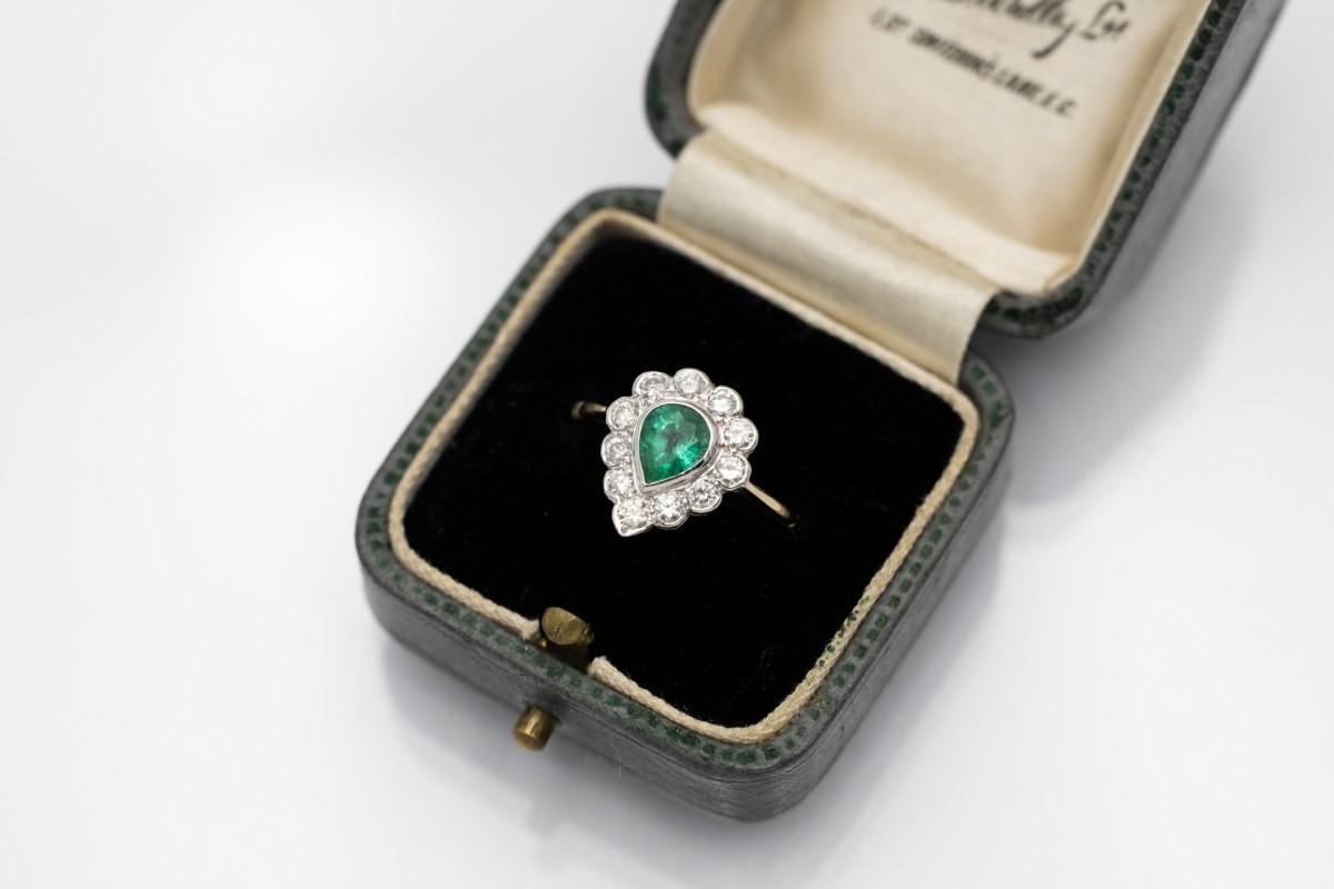 Clusterring mit birnenförmigem Smaragd und Diamanten, ca. 1970er Jahre. für Damen oder Herren im Angebot