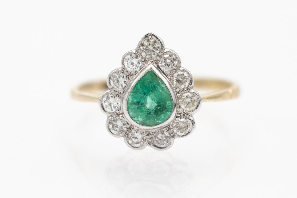 Clusterring mit birnenförmigem Smaragd und Diamanten, ca. 1970er Jahre. im Angebot 2