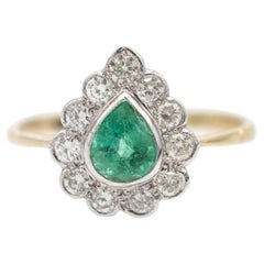 Bague en forme de grappe avec émeraude en forme de poire et diamants, vers les années 1970.