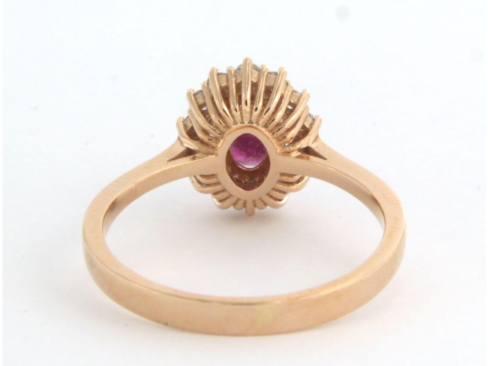 Cluster ring with ruby and diamonds 18k pink gold In New Condition For Sale In The Hague, ZH