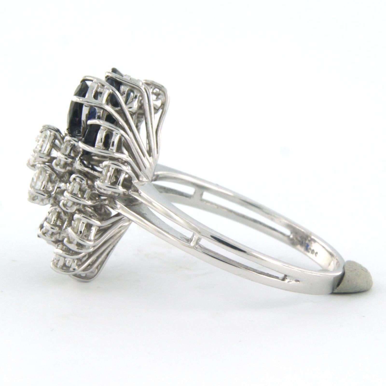 Cluster ring with sapphire and brilliant cut diamonds up to 1.10ct 14k gold In condizioni ottime in vendita a The Hague, ZH