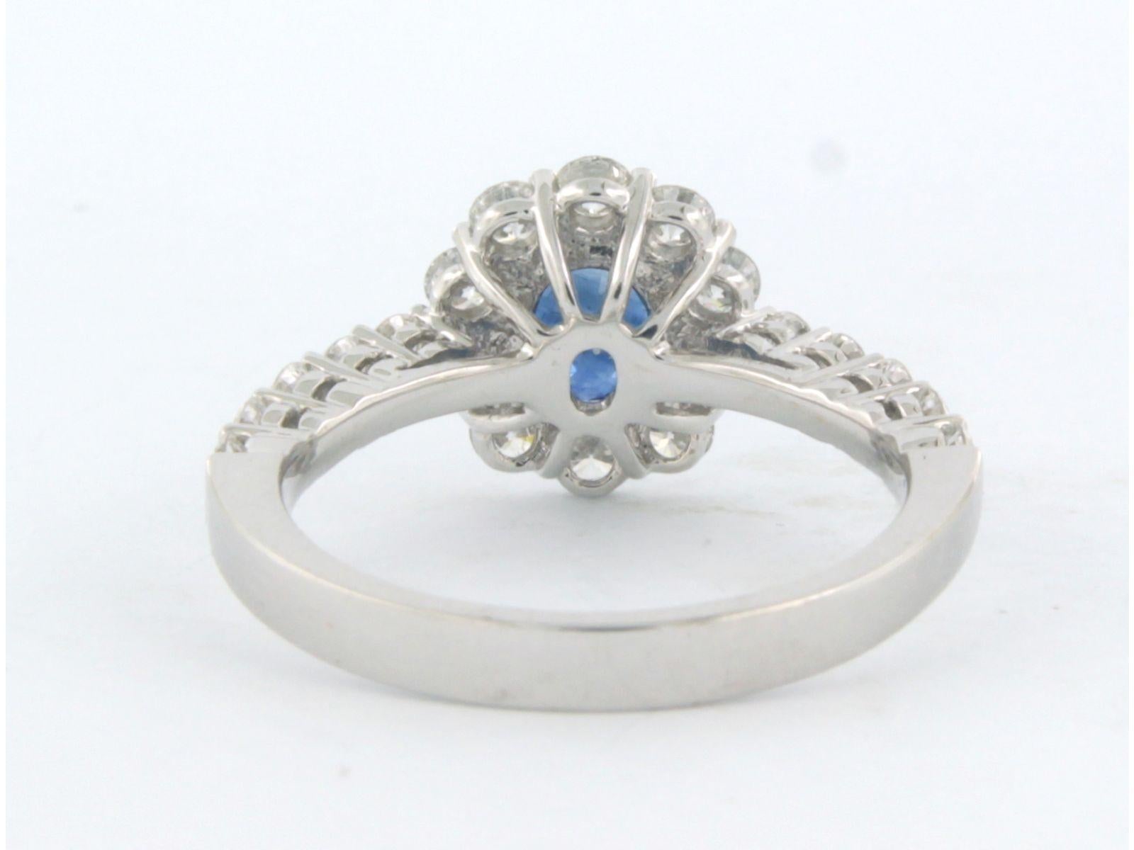 Cluster ring with sapphire up to 0.90ct and diamonds up to 0.90ct 18k white gold In Excellent Condition For Sale In The Hague, ZH