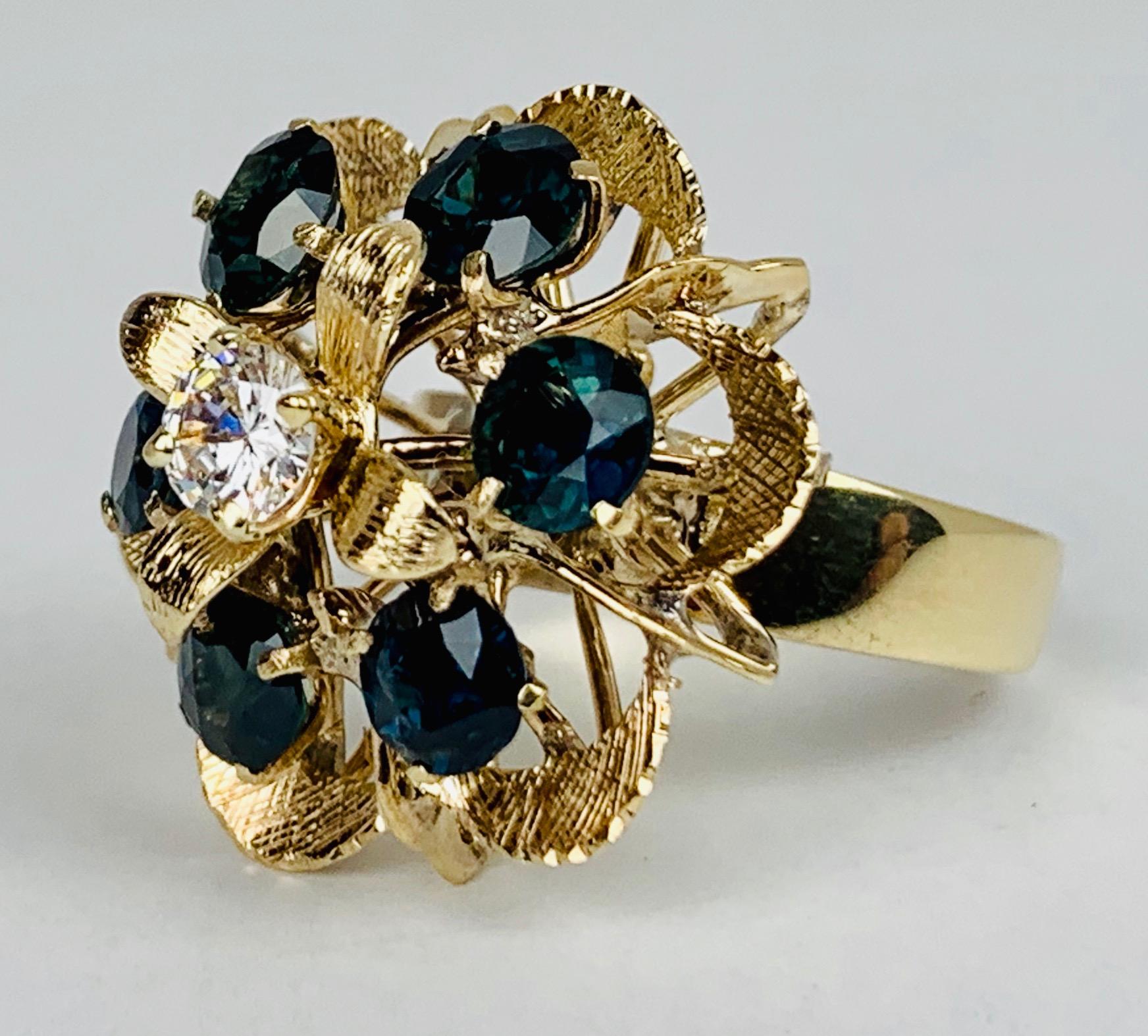 Cluster-Ring mit sechs Saphiren-Florentine-Finish-18k y.g. (Zeitgenössisch) im Angebot