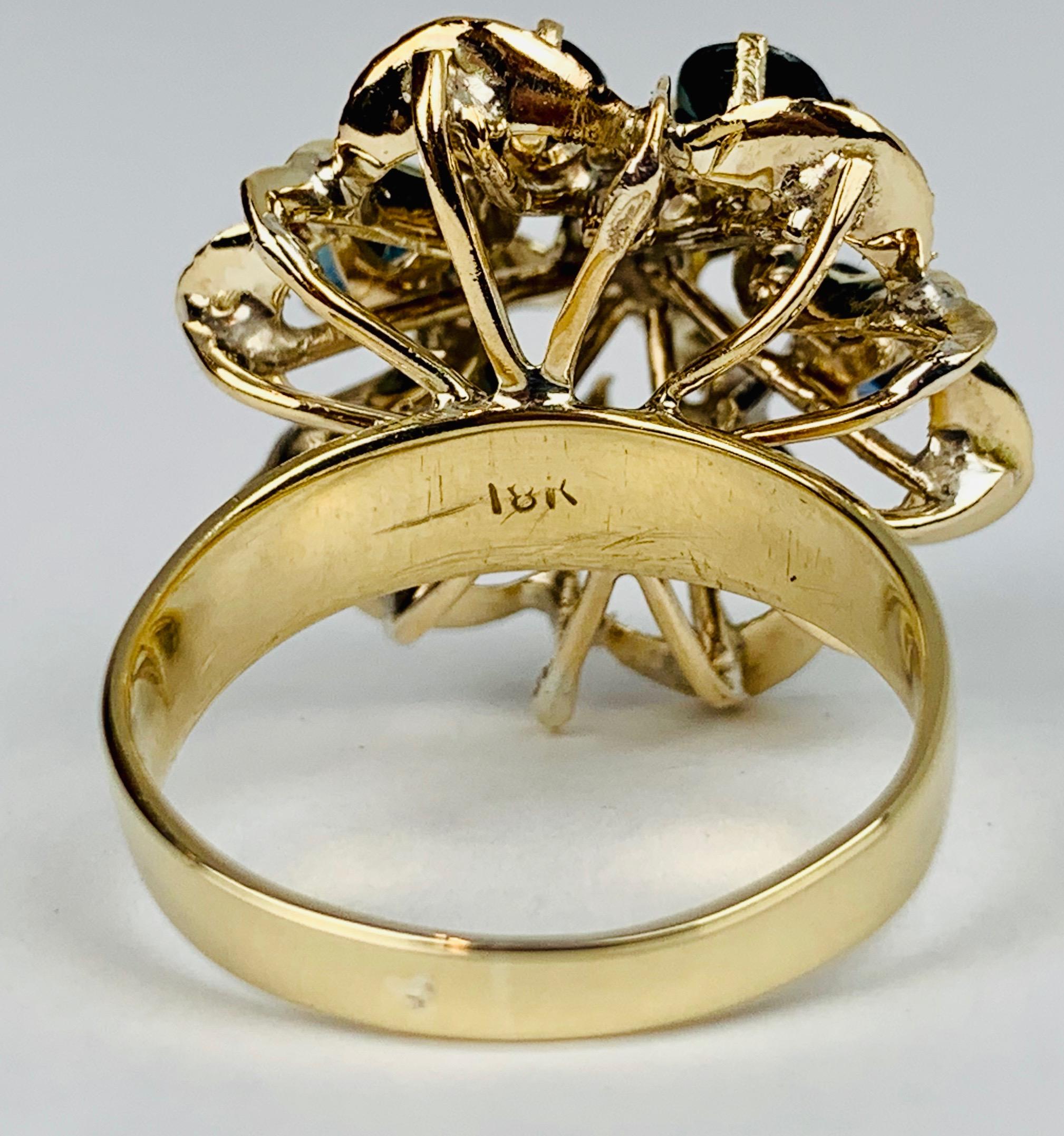 Cluster-Ring mit sechs Saphiren-Florentine-Finish-18k y.g. (Rundschliff) im Angebot