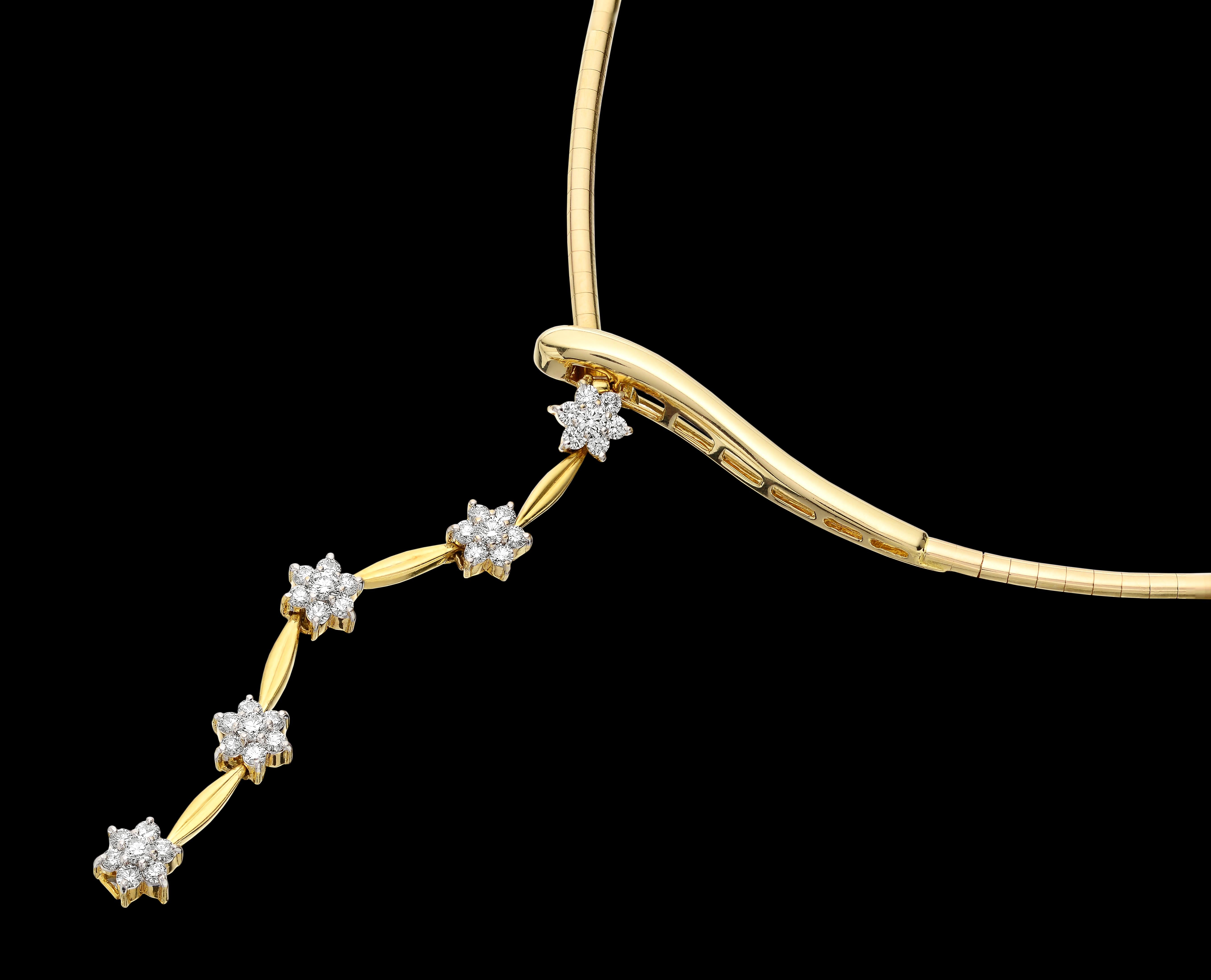 Round Cut Diamond snake/serpent necklace in 18K Yellow Gold For Sale