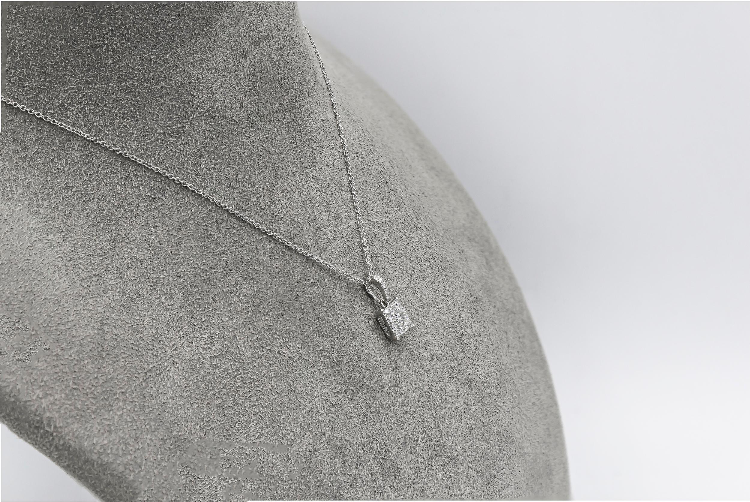 Donna Roman Malakov Diamonds, collana con ciondolo illusorio a grappolo di diamanti rotondi da 0,47 carati totali in vendita
