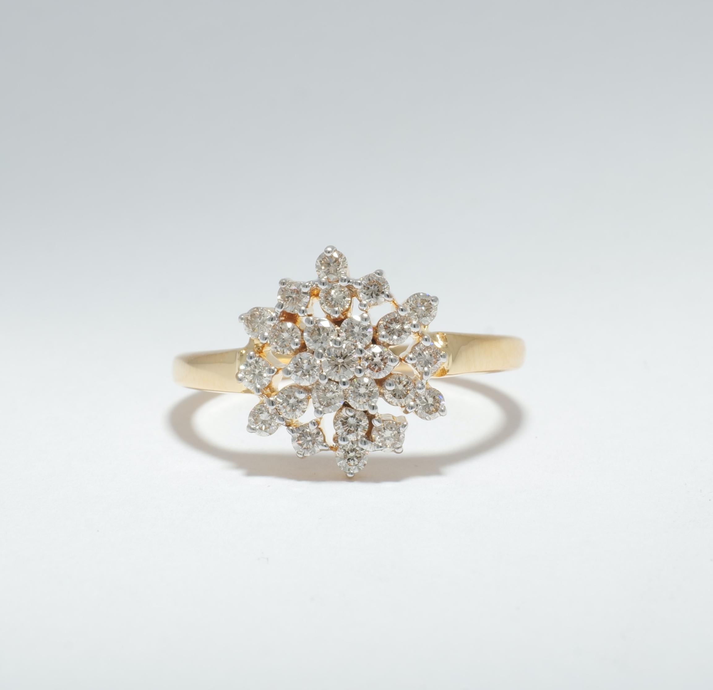 Cluster Schneeflocken Diamantring aus 14k massivem Gold (zertifiziert) (Rundschliff) im Angebot
