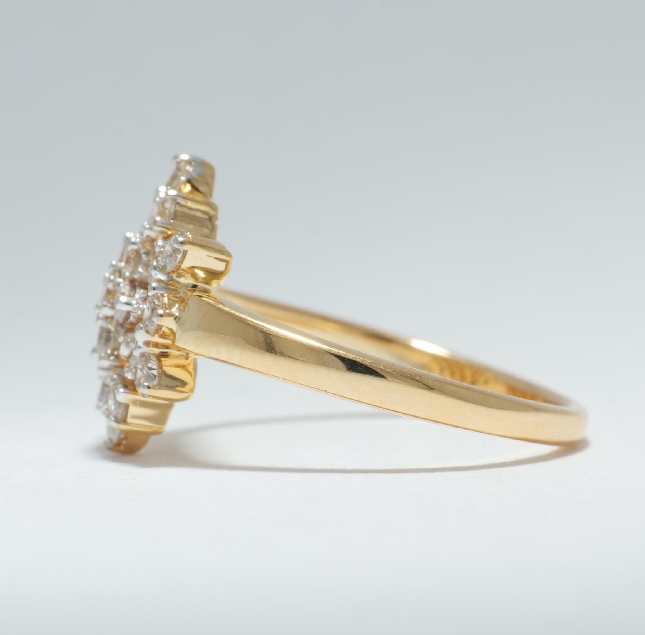 Cluster Schneeflocken Diamantring aus 14k massivem Gold (zertifiziert) im Zustand „Neu“ im Angebot in New Delhi, DL
