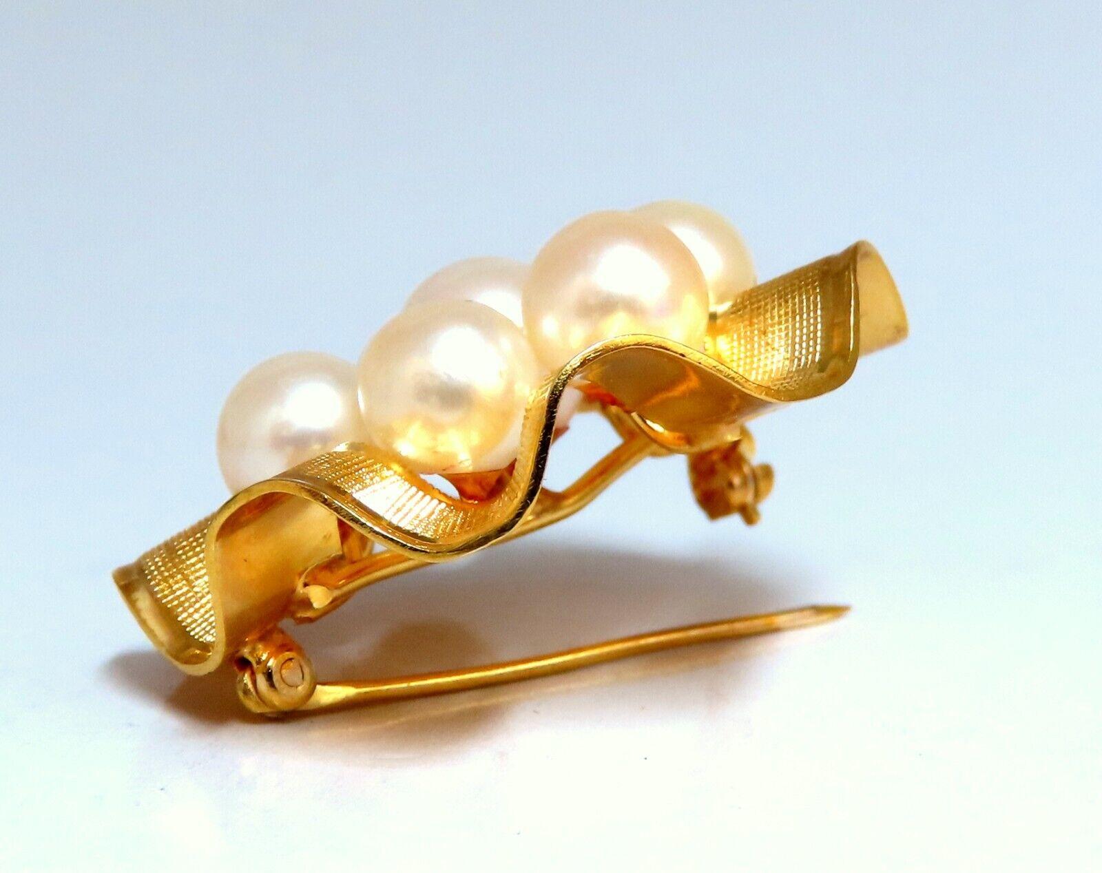 Cluster Pearls Pin Pendant

7.4 - 6.8mm 

South Sea Pearls

31mm diameter

14kt. yellow gold 

8.5 Grams.