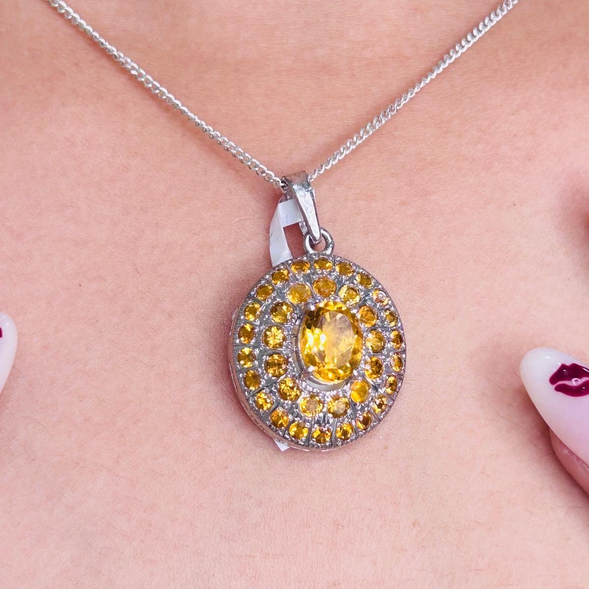 Pendentif en argent sterling serti de citrines rondes et ovales. Ce superbe bijou rehausse instantanément un look décontracté ou une tenue habillée.
La citrine renforce les capacités intellectuelles de la personne.
Conçu avec des citrines rondes et