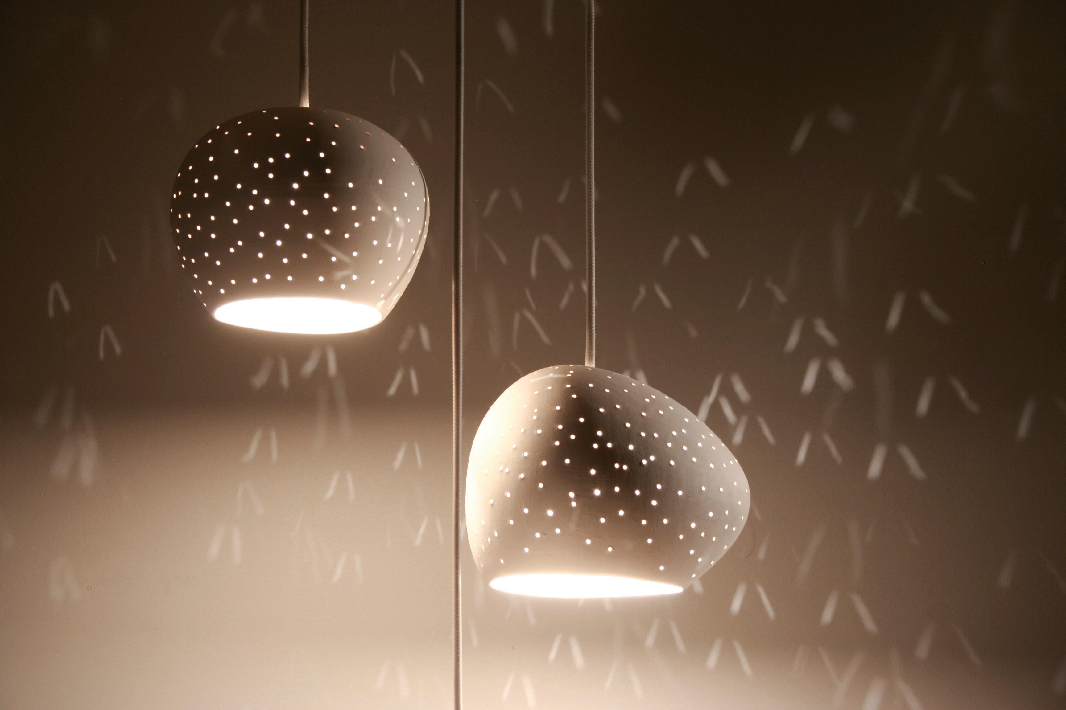 Élevez votre espace avec notre élégante et polyvalente Claylight : CLUSTER 3, lampe suspendue triple. Que votre espace soit contemporain ou moderne, maximaliste ou minimaliste, ce lustre en céramique blanc chaud fabriqué à la main est une pièce de