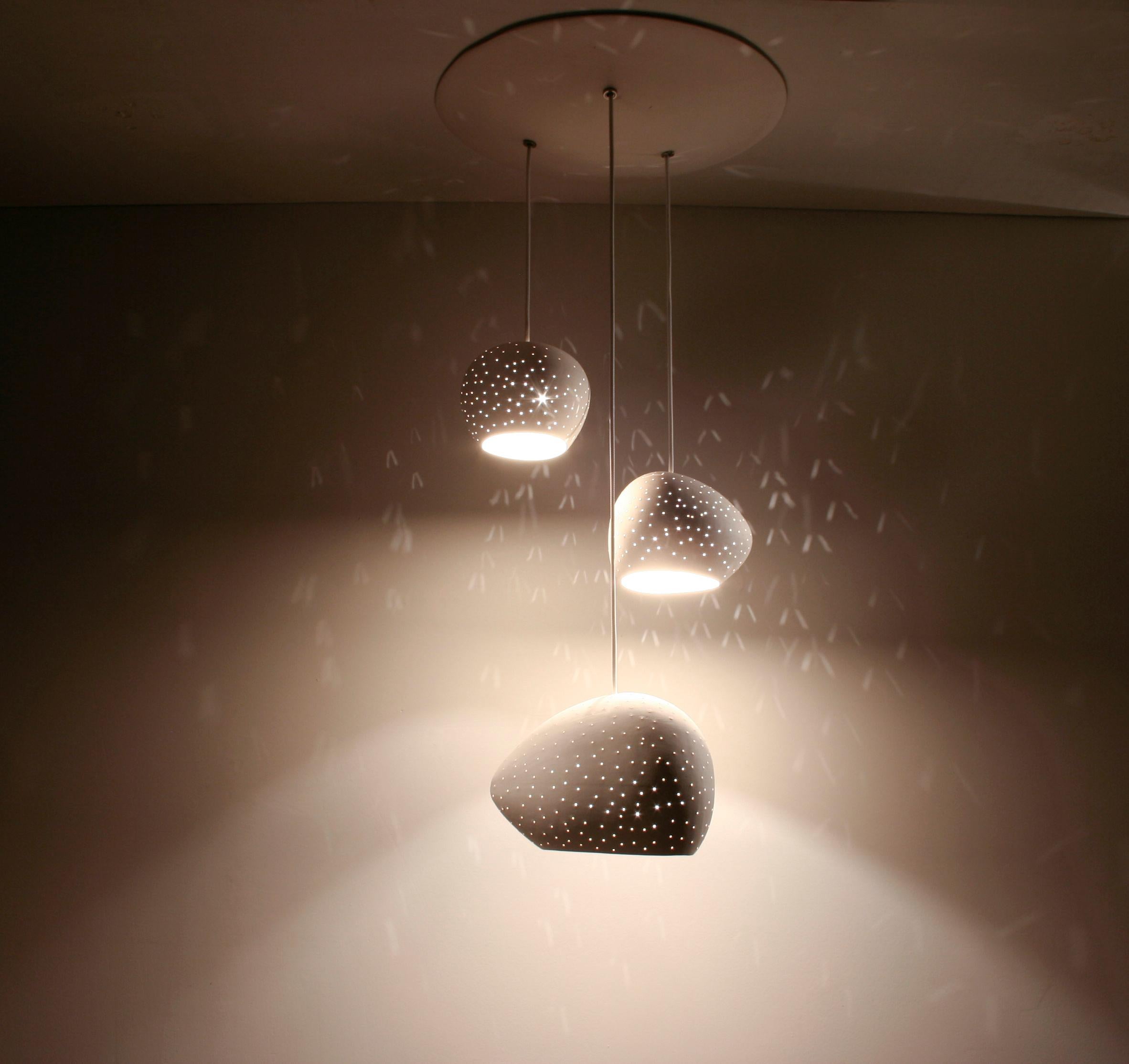 Organique GROUPE TROIS • Dot Dot • Lampe suspendue en céramique faite à la main • Lustre contemporain en vente