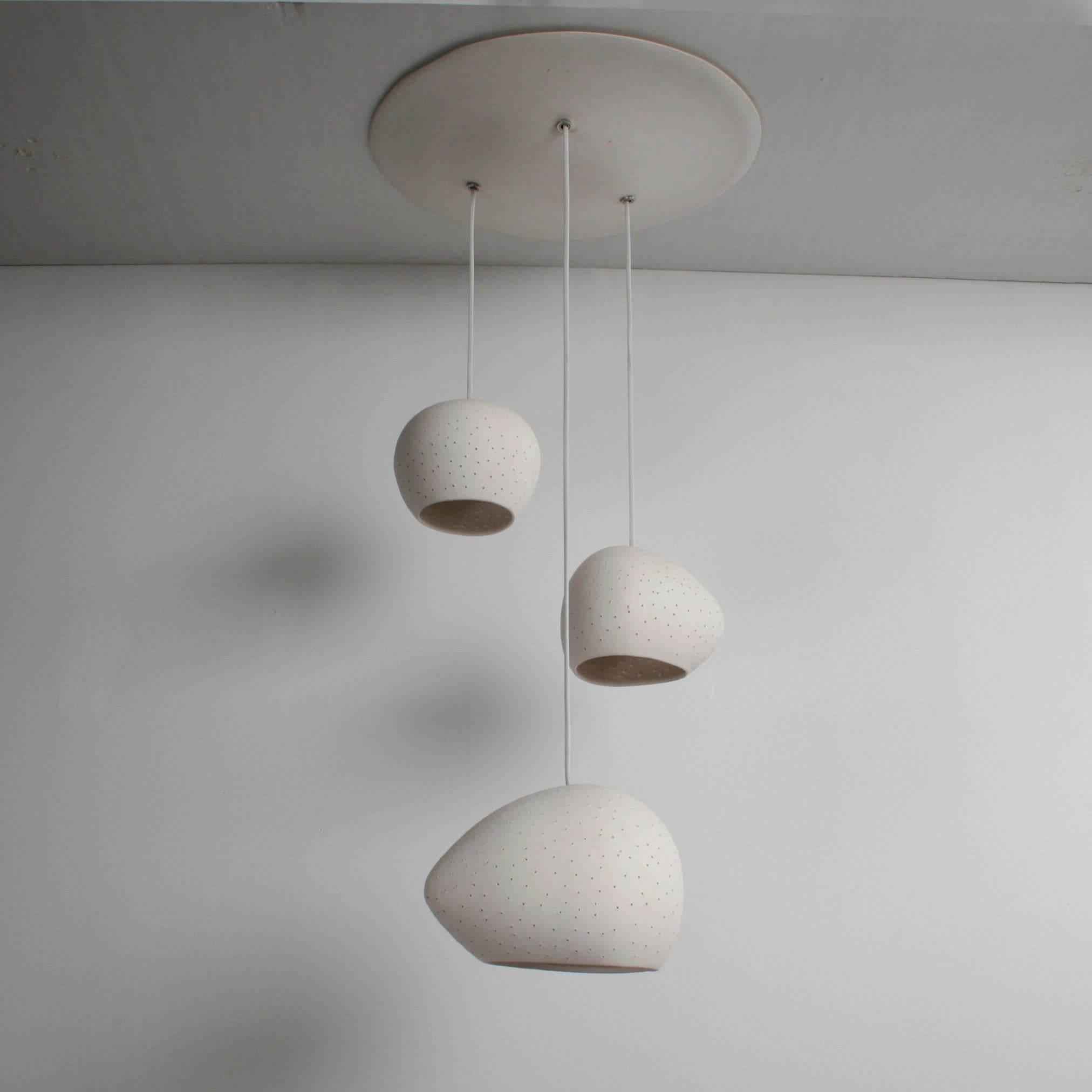 Américain GROUPE TROIS • Dot Dot • Lampe suspendue en céramique faite à la main • Lustre contemporain en vente
