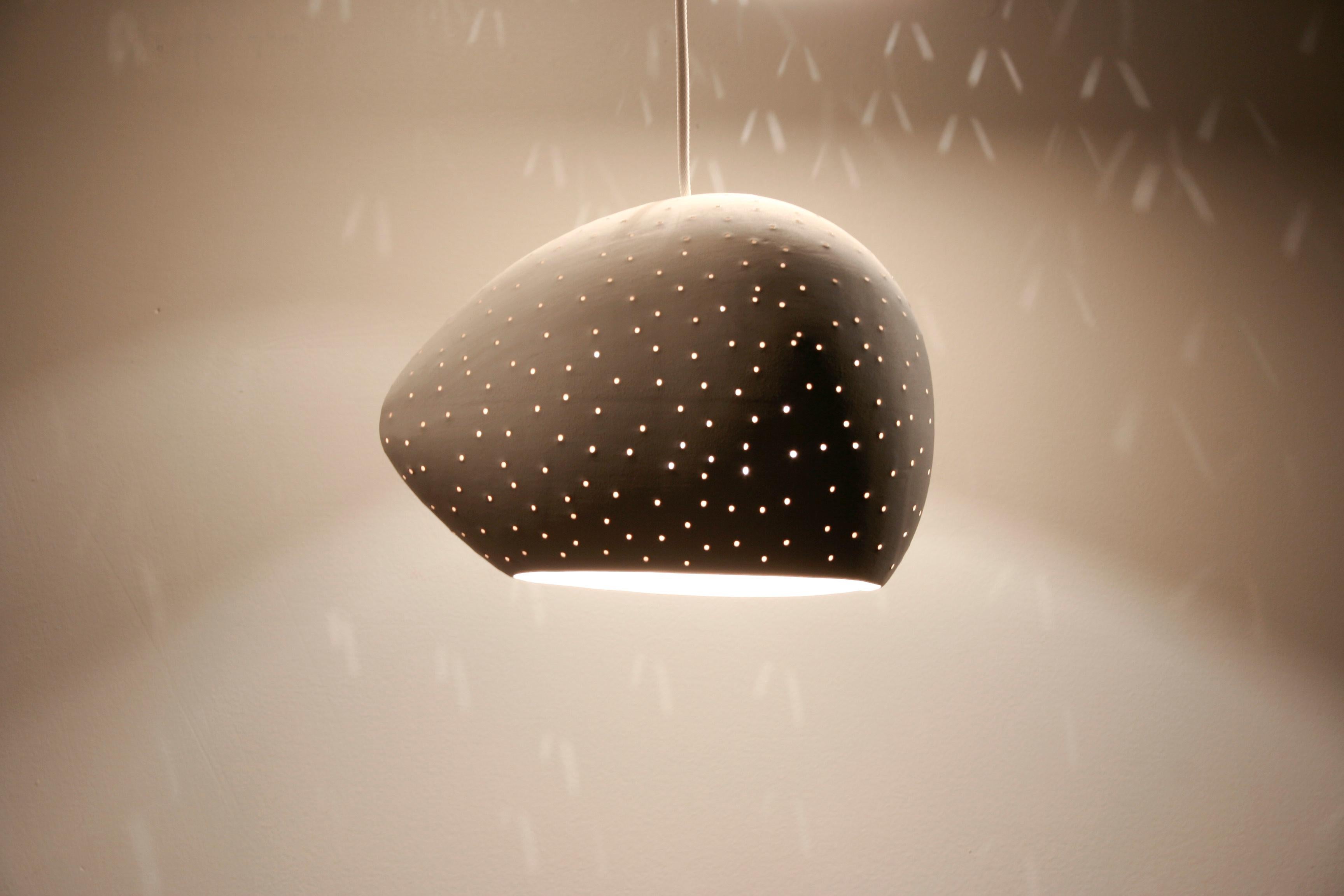 Moulage GROUPE TROIS • Dot Dot • Lampe suspendue en céramique faite à la main • Lustre contemporain en vente