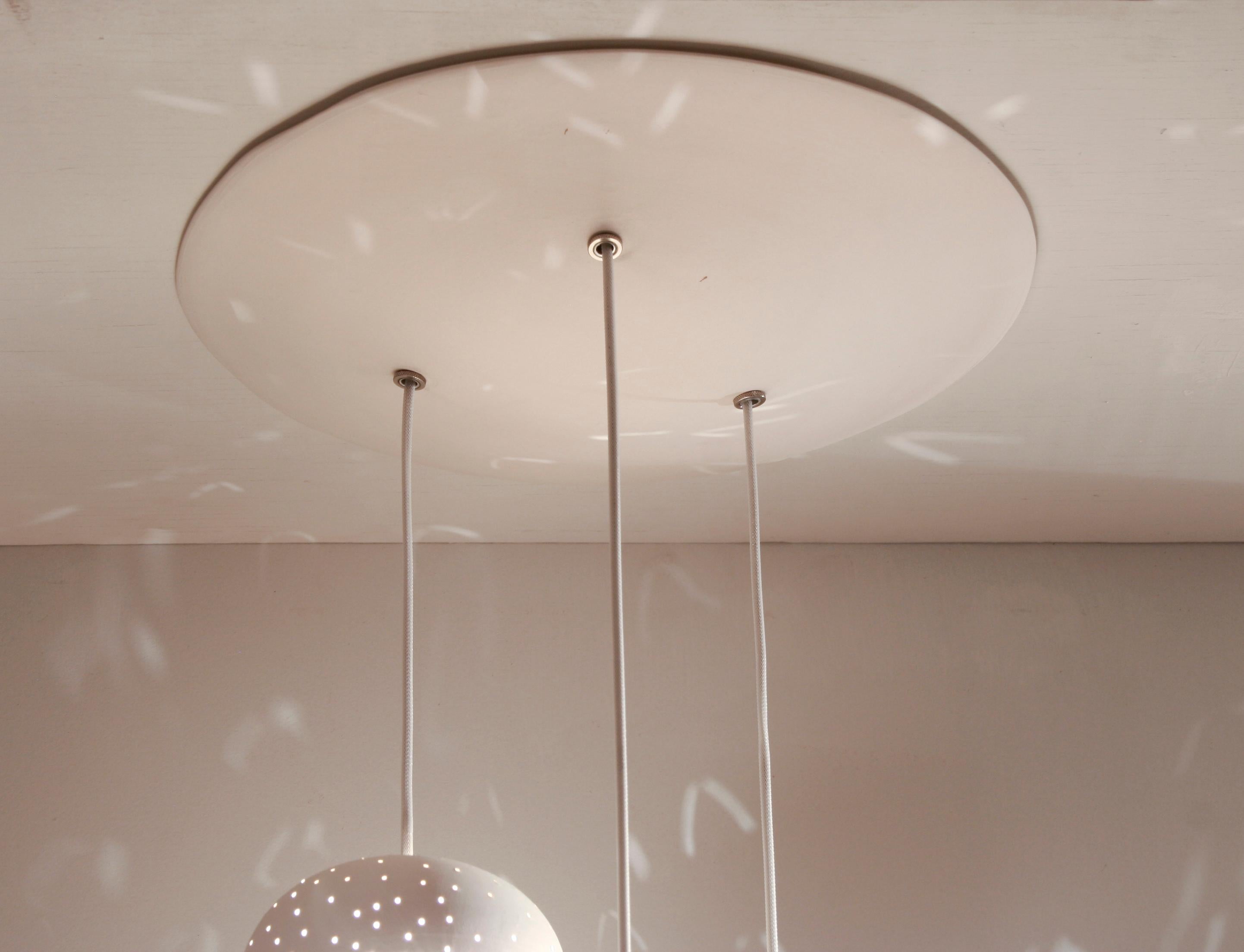 GROUPE TROIS • Dot Dot • Lampe suspendue en céramique faite à la main • Lustre contemporain Neuf - En vente à Troy, NY