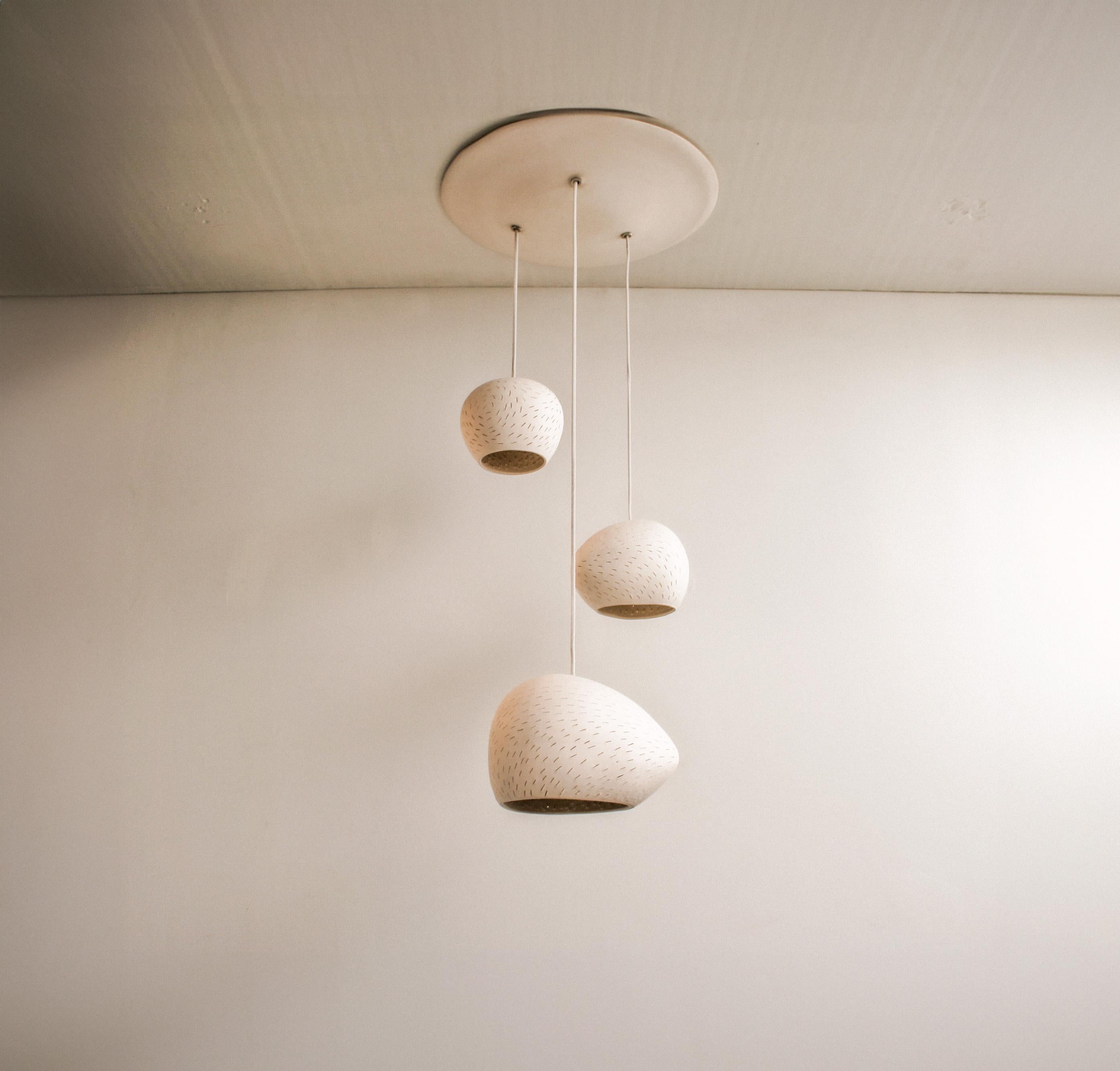 Organique Cluster Three • Line • Handmade Ceramic Pendant Light • Contemporary Chandelier en vente