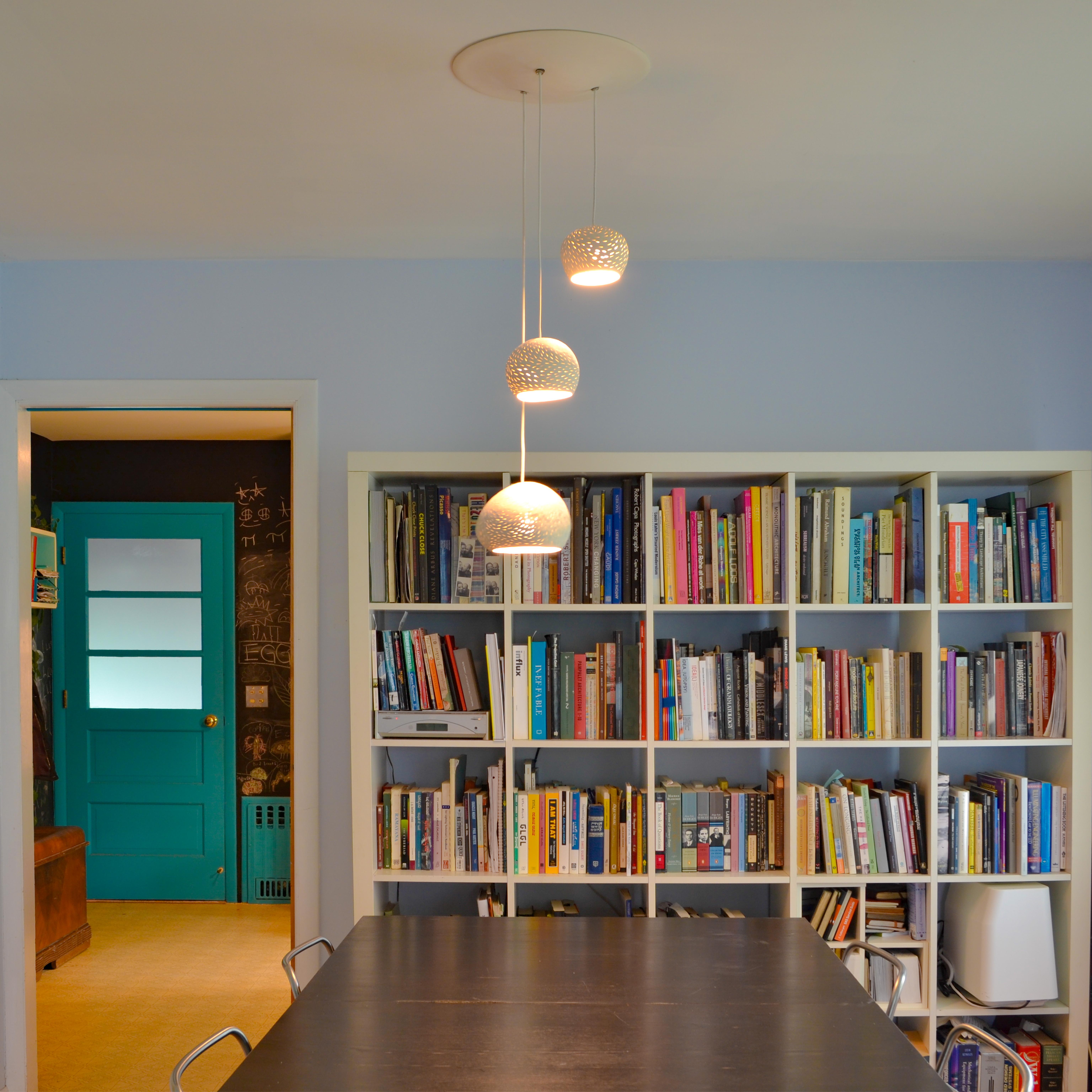 Américain Cluster Three • Line • Handmade Ceramic Pendant Light • Contemporary Chandelier en vente