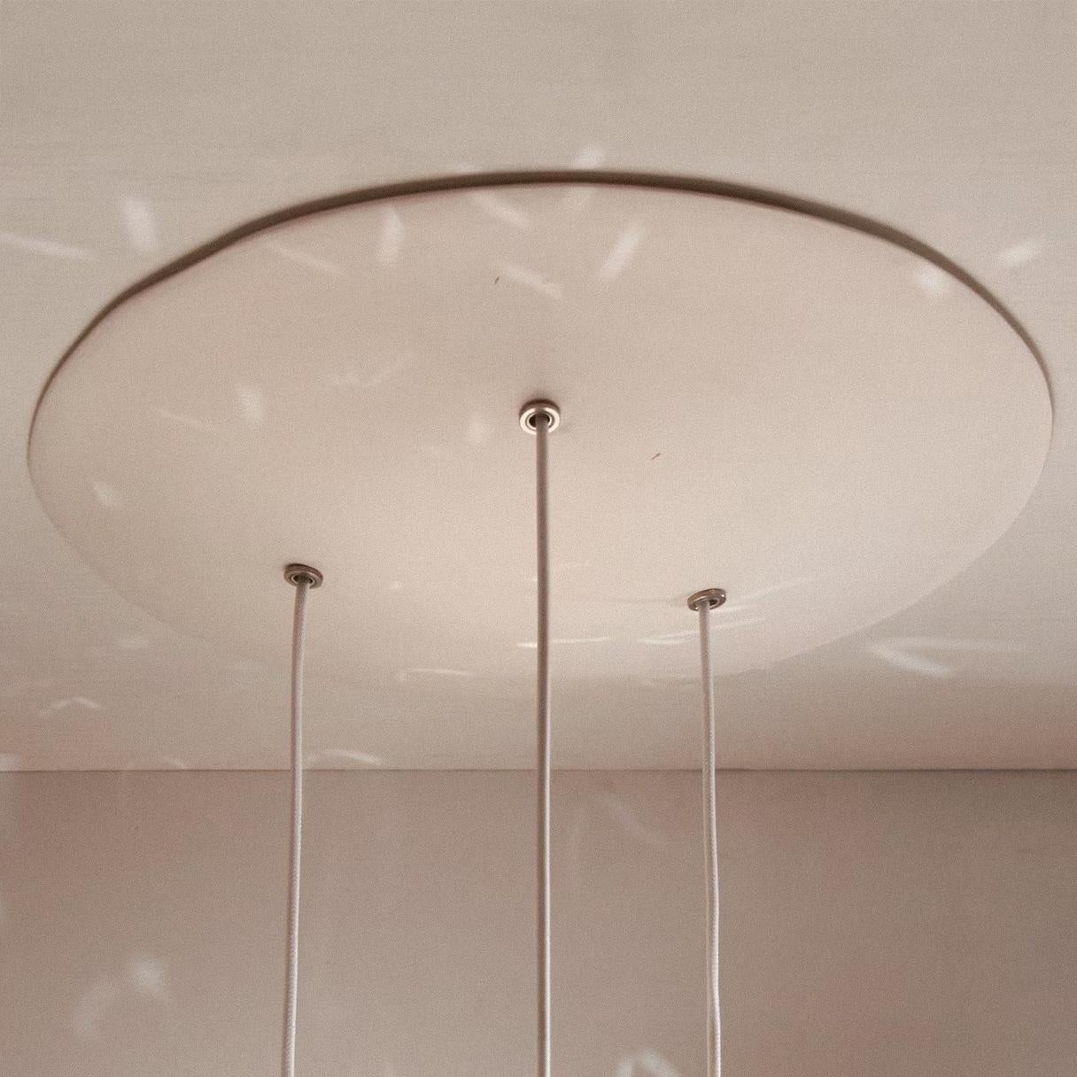 Moulage Cluster Three • Line • Handmade Ceramic Pendant Light • Contemporary Chandelier en vente