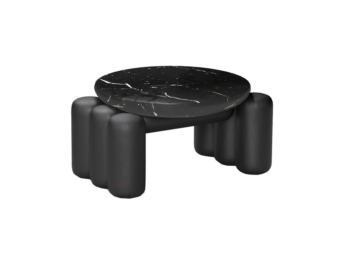 Table d'appoint de forme minimaliste en pierre naturelle et bois massif.
La forme de la table imite le placement des couches à l'intérieur d'une grappe.
Les rythmes des tuyaux donnent à la table un aspect industriel et ajoutent de l'unicité au