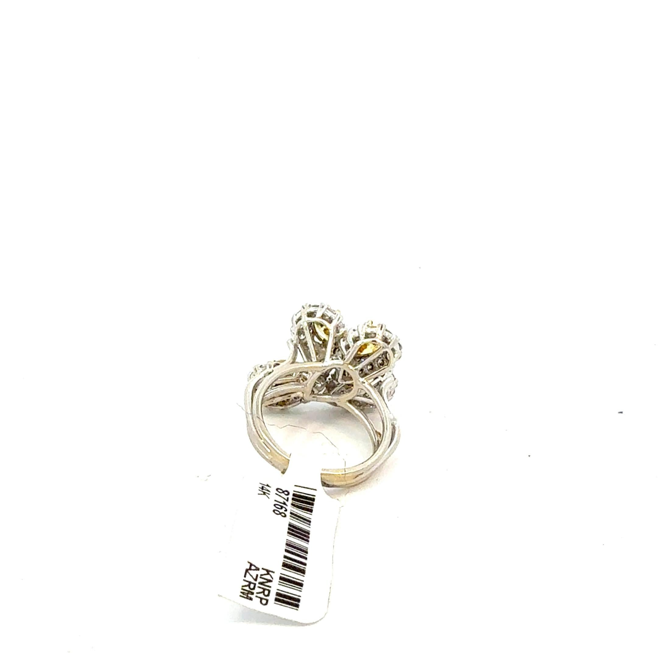 Anello cocktail con diamanti bianchi e gialli a grappolo in vendita 4