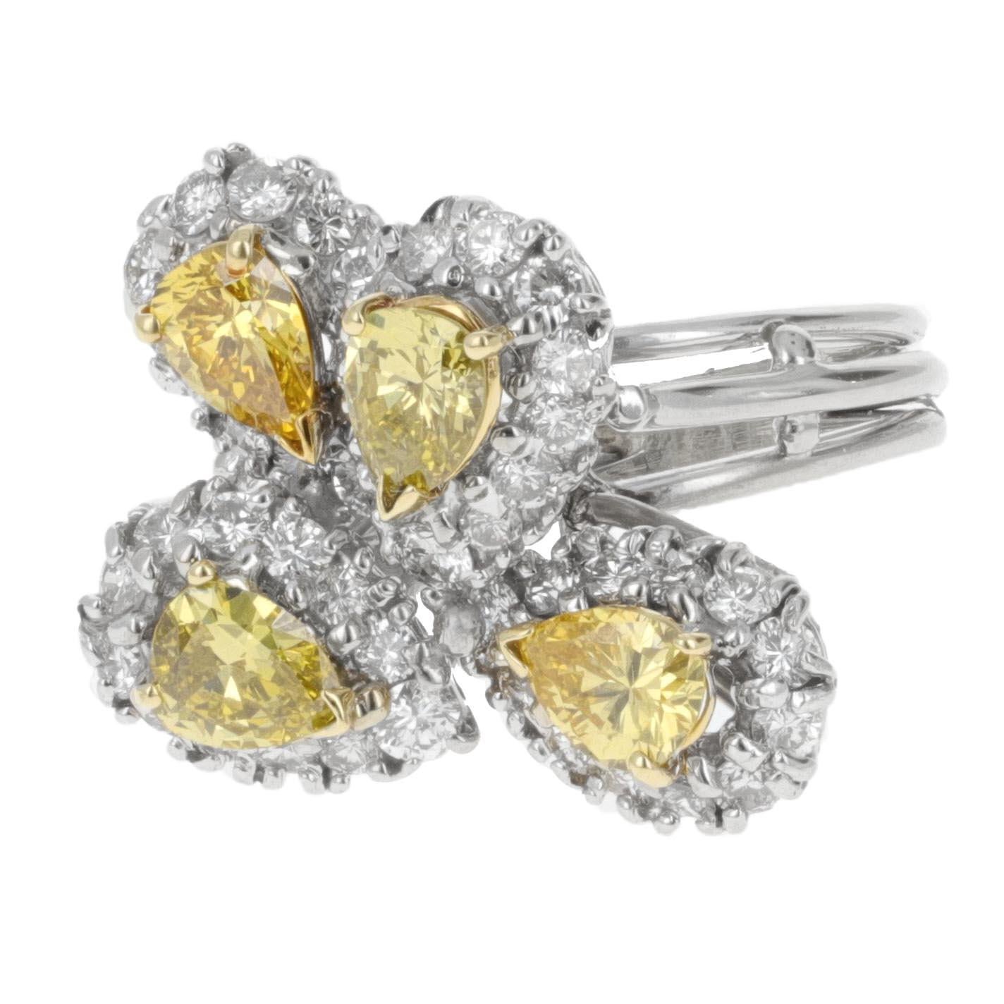 Questo squisito anello cocktail a farfalla con diamanti gialli e bianchi è un pezzo audace e lussuoso. Sfoggia quattro vibranti diamanti gialli taglio pera per un totale di circa 2,00 carati. Ogni diamante giallo è sapientemente incastonato in oro