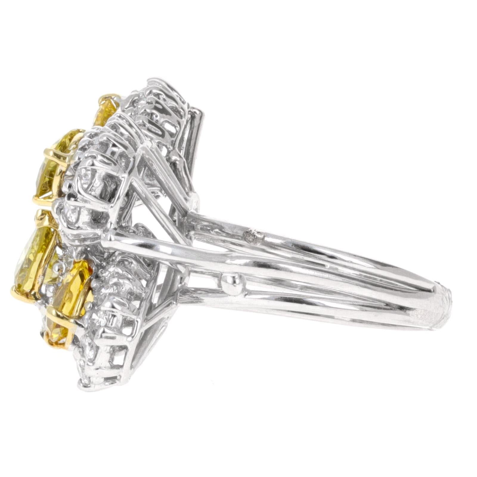Anello cocktail con diamanti bianchi e gialli a grappolo In condizioni ottime in vendita a Beverly Hills, CA
