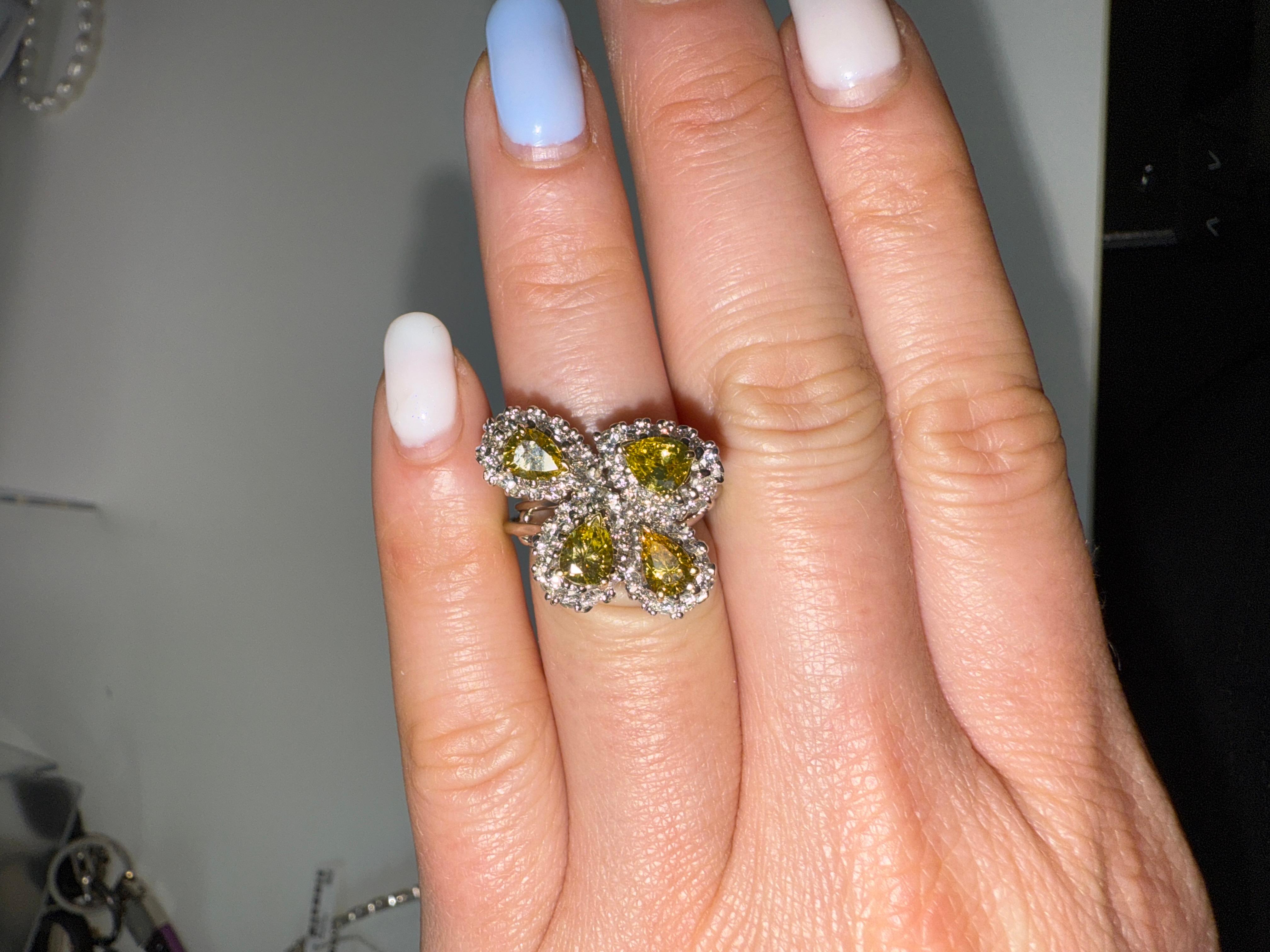 Anello cocktail con diamanti bianchi e gialli a grappolo in vendita 1