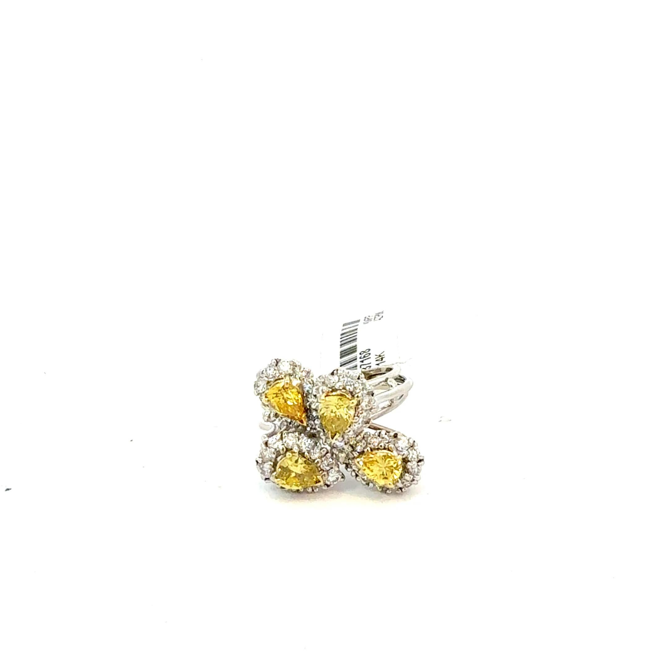 Anello cocktail con diamanti bianchi e gialli a grappolo in vendita 2
