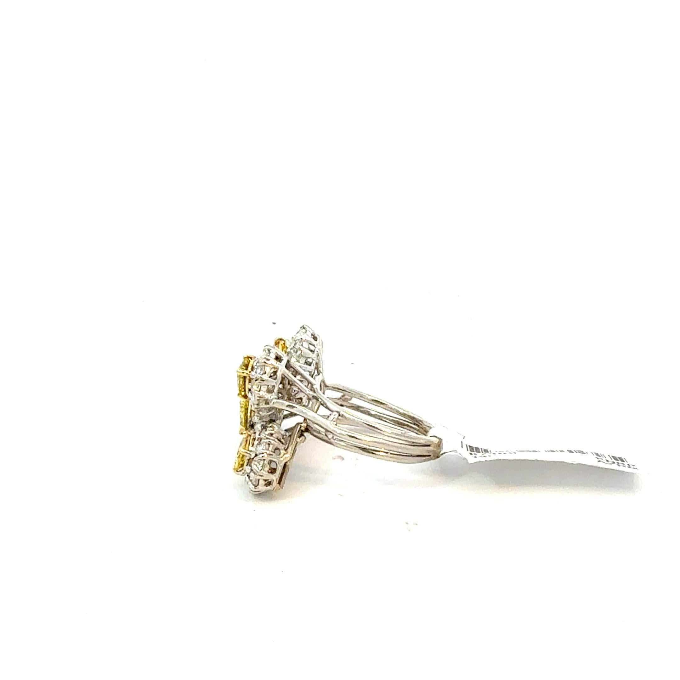 Anello cocktail con diamanti bianchi e gialli a grappolo in vendita 3
