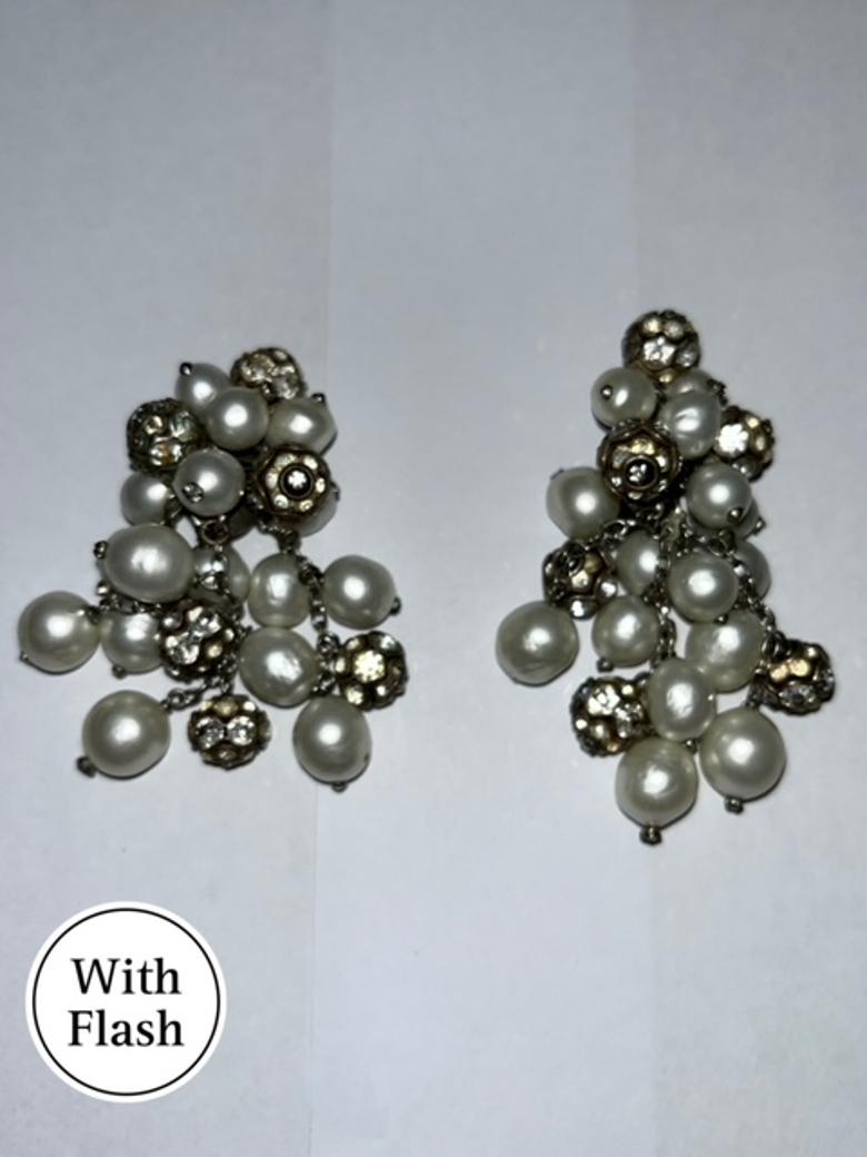 Estos exquisitos pendientes de clip en racimo del famoso diseñador Roger Scemama encarnan la elegancia atemporal y la artesanía excepcional. Están fabricadas en metal plateado y presentan lustrosas perlas cultivadas entrelazadas con deslumbrantes