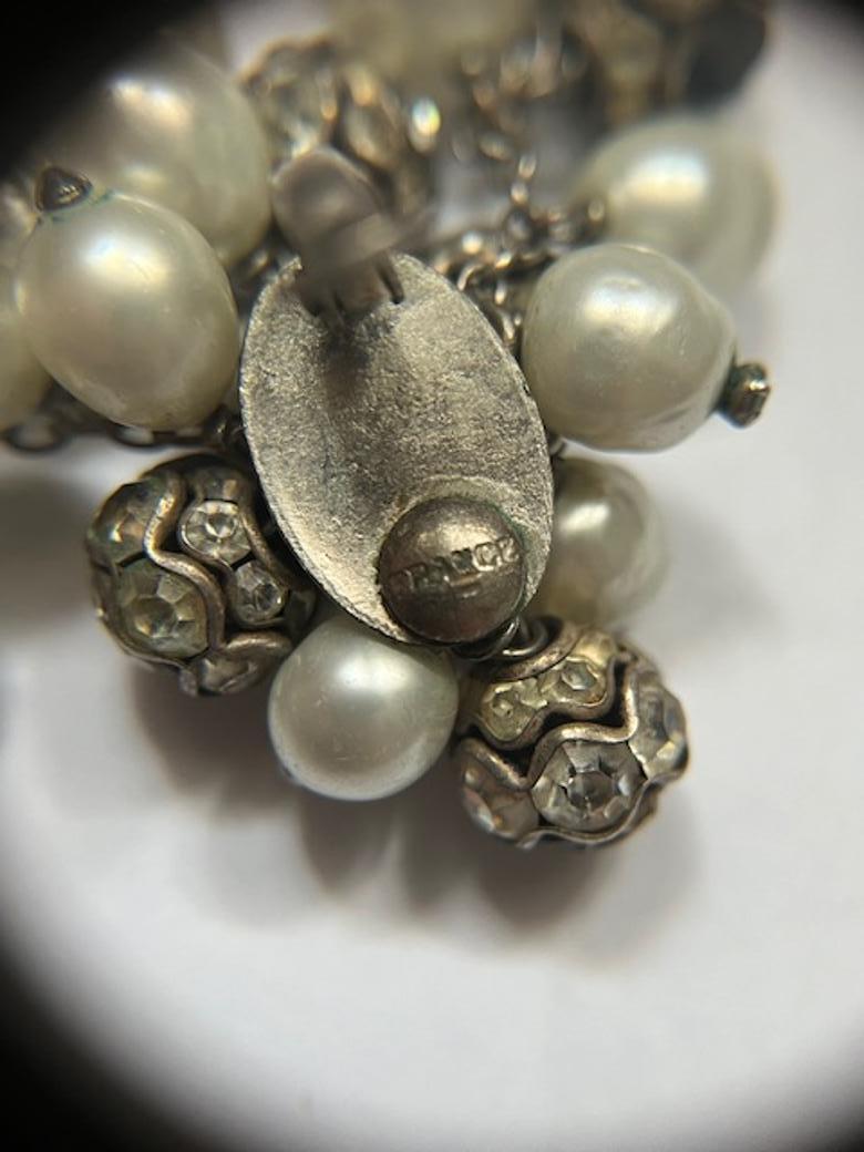 Pendientes de clip con perlas en racimo y strass de Roger Scemama en Bueno estado para la venta en PARIS, FR