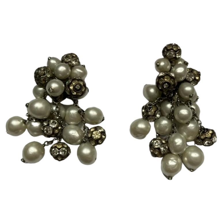 Pendientes de clip con perlas en racimo y strass de Roger Scemama en venta